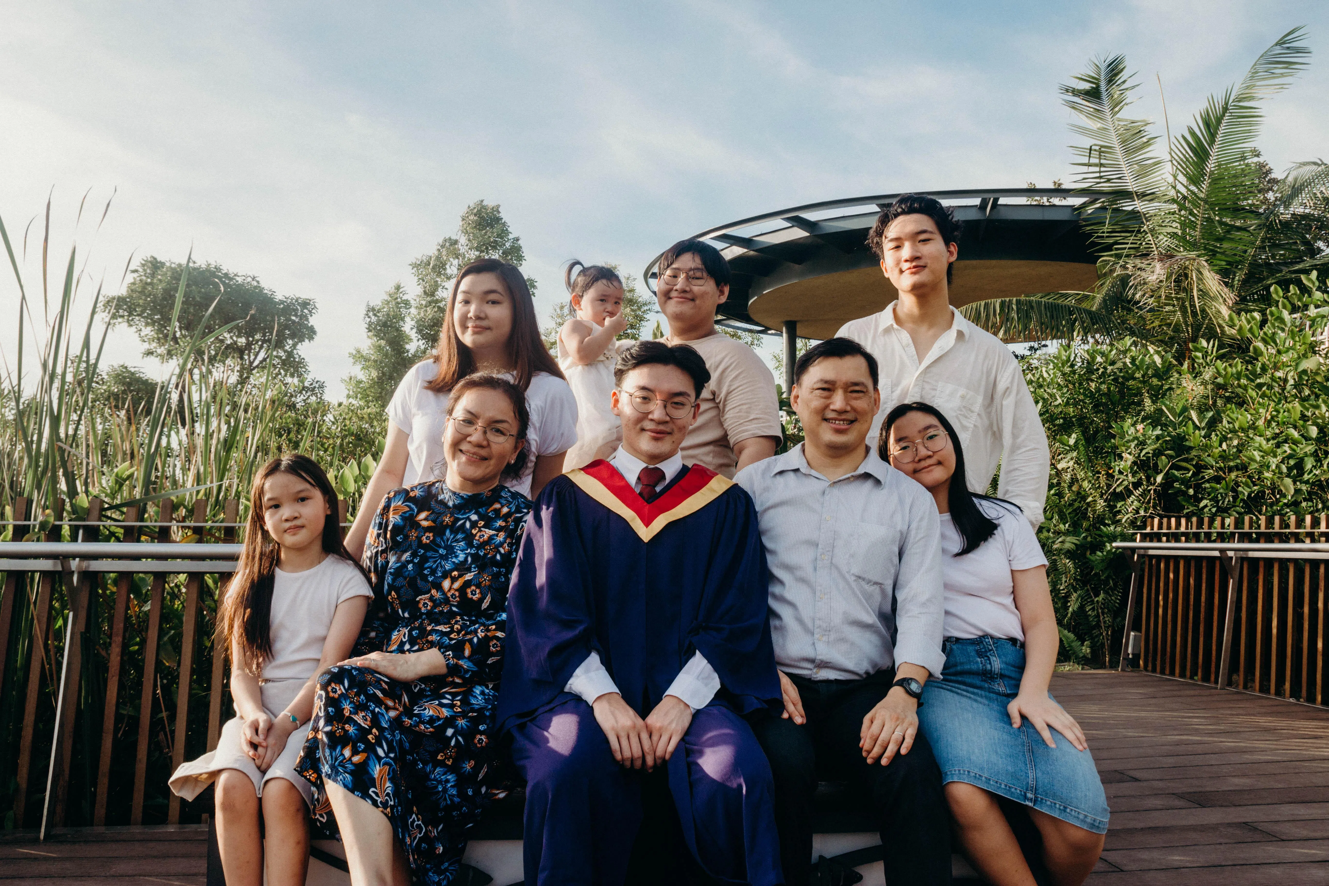 王悦胜（前排中）在家自学至18岁，入伍前在南洋理工学院就读设计系，主攻空间设计，目前在伦敦攻读建筑学。（受访者提供）