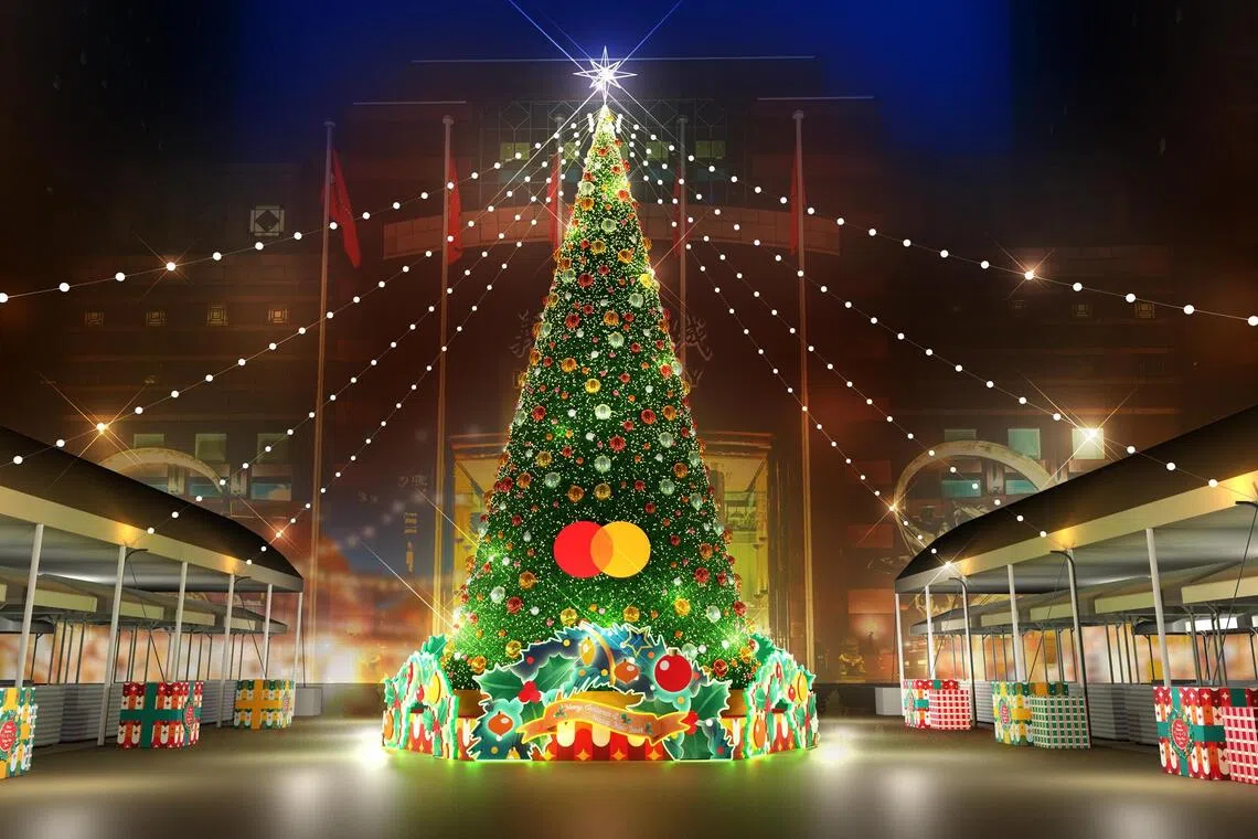 义安城圣诞村14米高的圣诞树再度回归，公众在户外拍照打卡之余，每晚8时至9时还能观赏到落雪效果。（乌节路商联会提供）