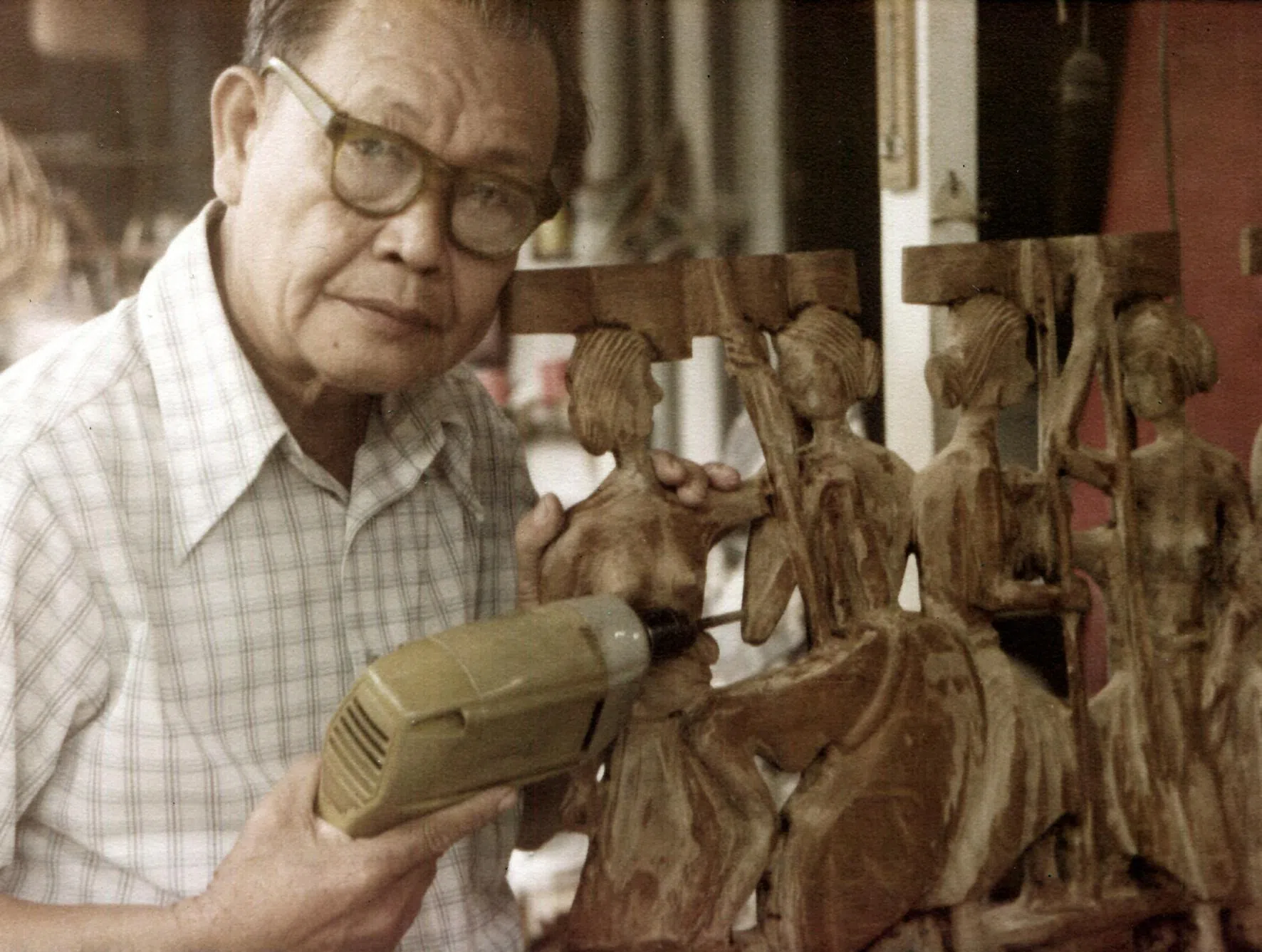 许铁生在制作雕塑《舂米》。（许元豪提供）