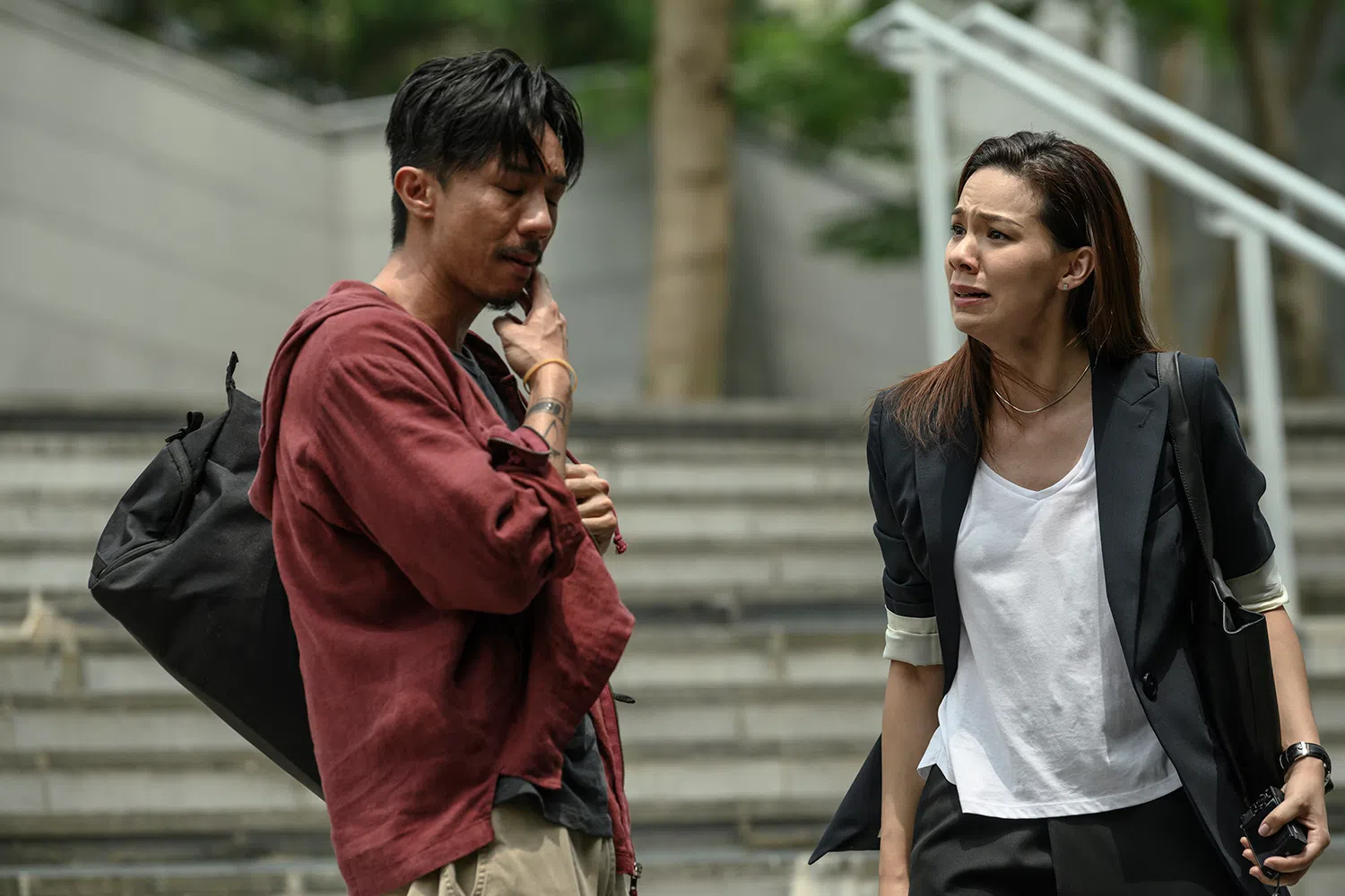 张继聪（左）和韦罗莎在《金童》里饰演一对夫妻。（新加坡电影协会提供）