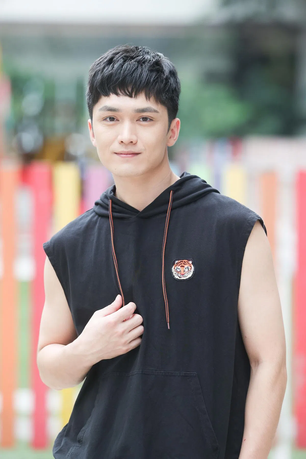 蓬松和带弧度的发型能带出男生活力。（陈斌勤摄）