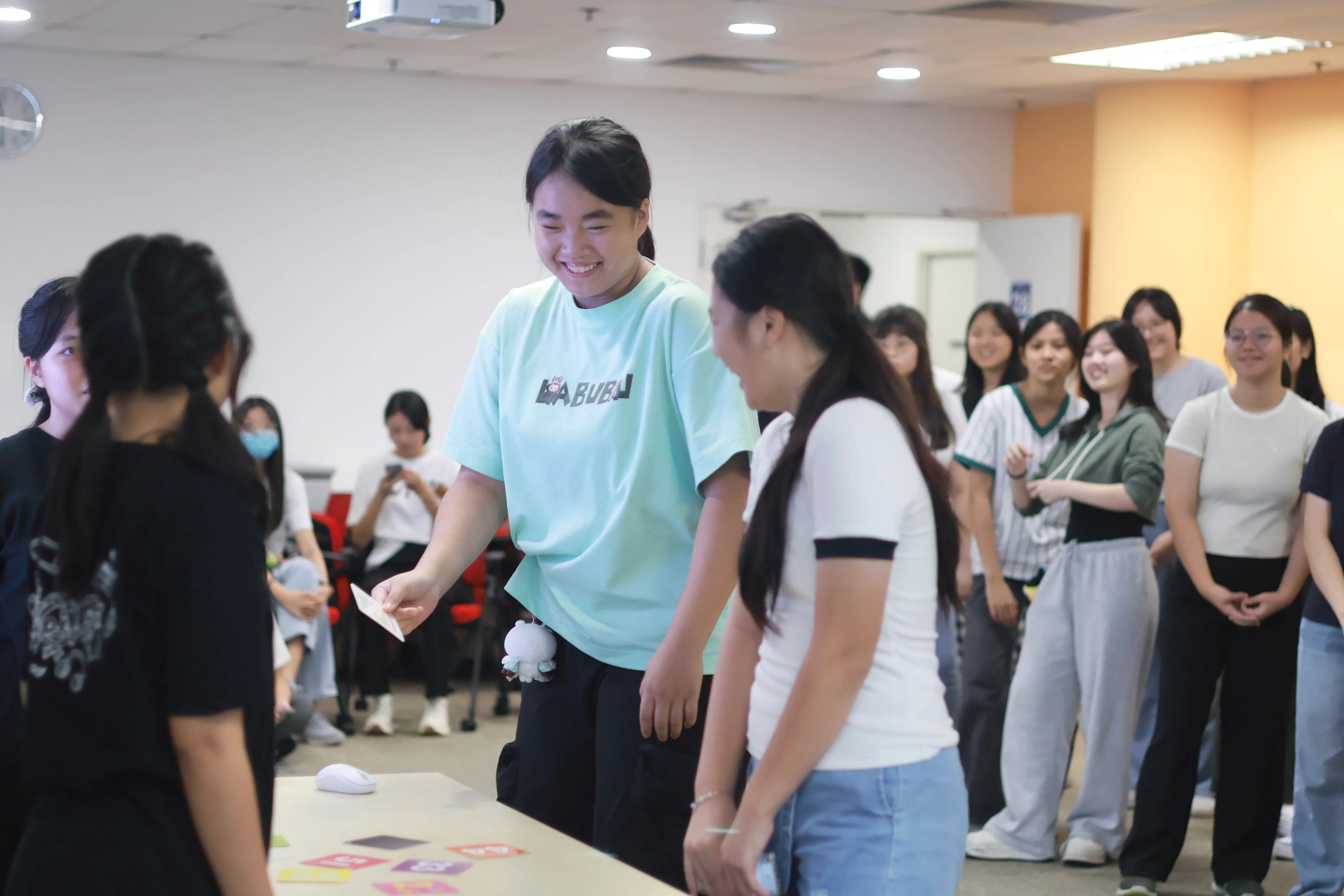 新鹰们玩抢卡片玩得不亦乐乎。（学生通讯员马倪静摄）