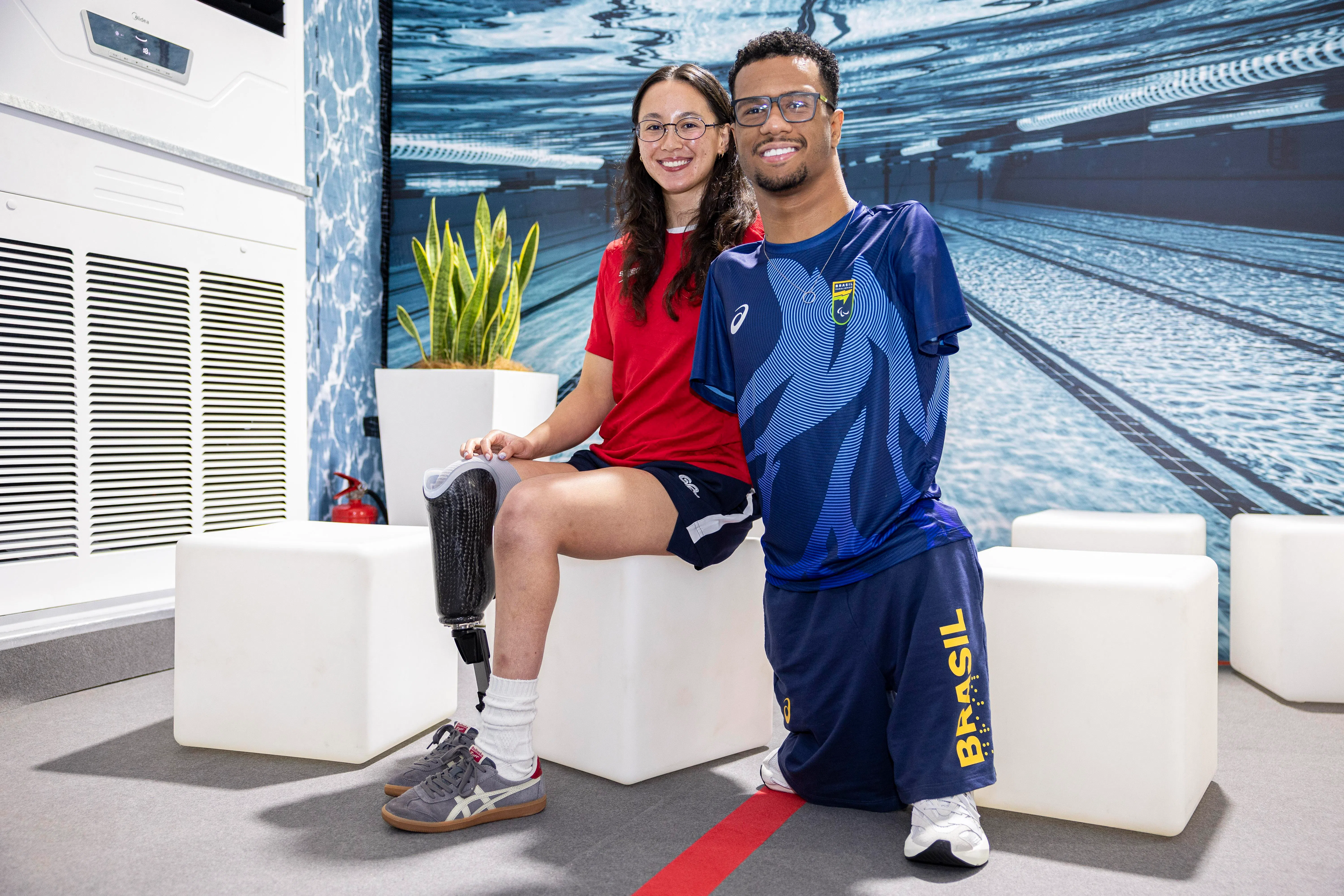 爱丽丝（左）和阿劳若（右）均多次斩获世界冠军，两人都很兴奋能造访新加坡。（海峡时报）