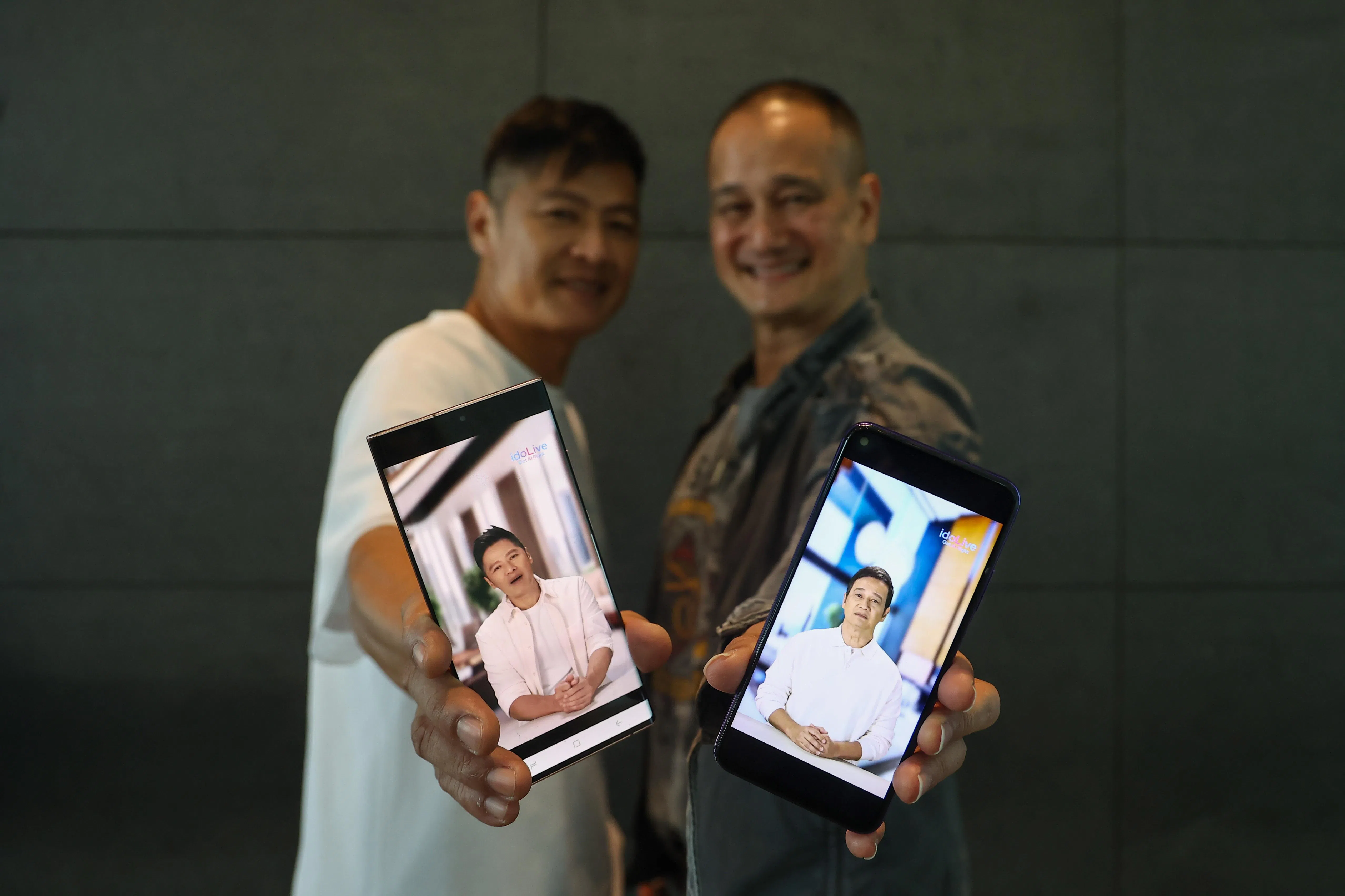 李南星（左）和葛米星在记者会展示自己的数字人。（陈渊庄摄）