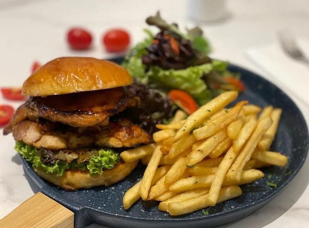 欢喜哥许绍雄爱女许惠菁的餐厅推出国庆一元美食。（受访者提供）