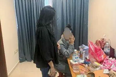 王志赫被捕当天，三名女子也因涉嫌参与卖淫相关罪行被捕。（新加坡警察部队提供）