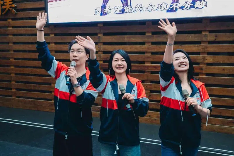 派翠克（左起）、小S、阿雅重返母校。（互联网）