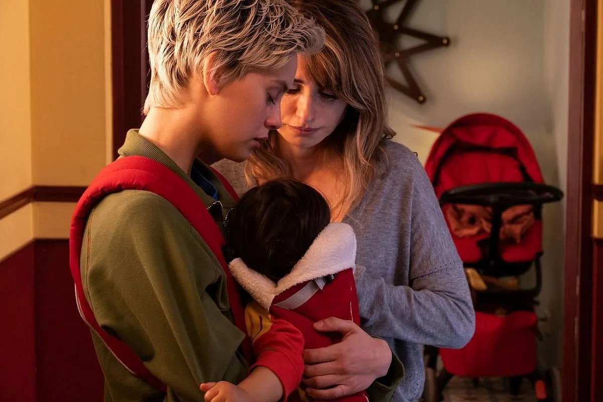 《平行母亲》佩妮洛普（右）与米莱娜饰演饱受创伤的产妇。（片商提供）