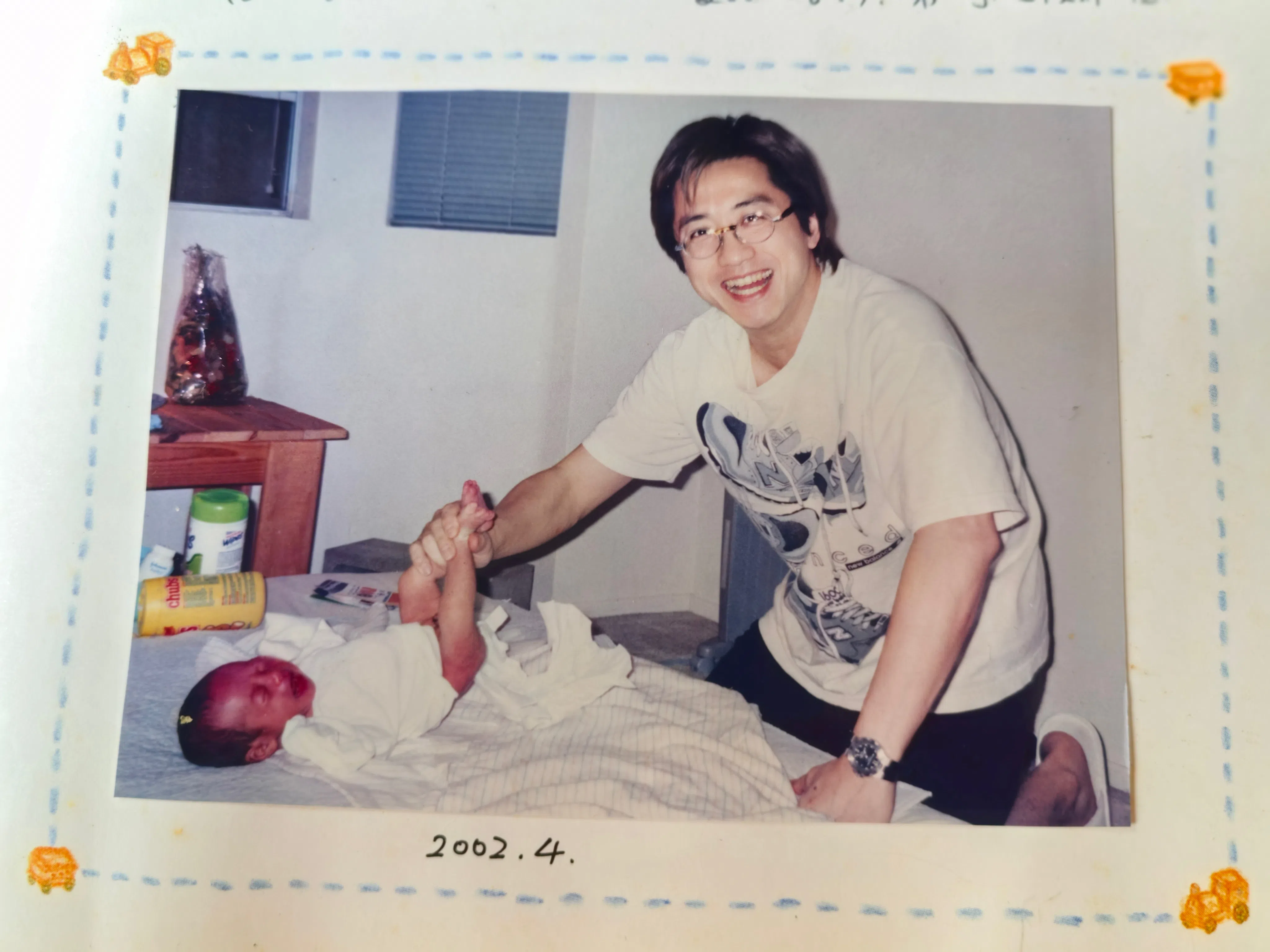 “小哈利”（庾恩利）在社媒贴出23年前爸爸庾澄庆为他换尿布的照片。（取自庾恩利微博）