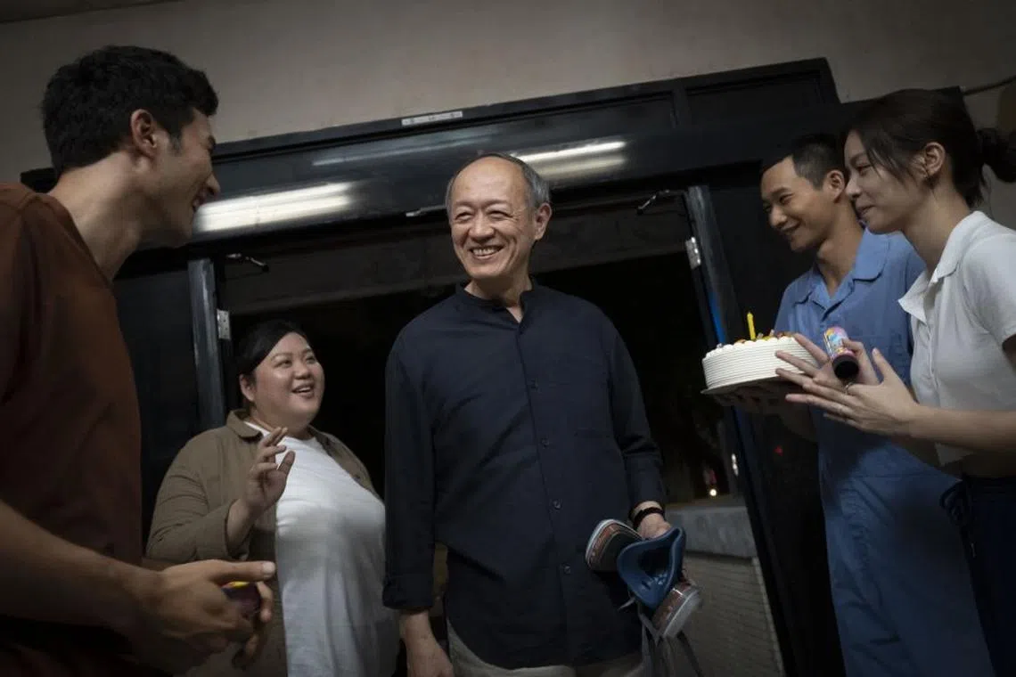 剧中演员凤小岳（左起）、蔡嘉茵、金士杰、黄冠智和宋芸桦，演技自然，情绪到位。（互联网）