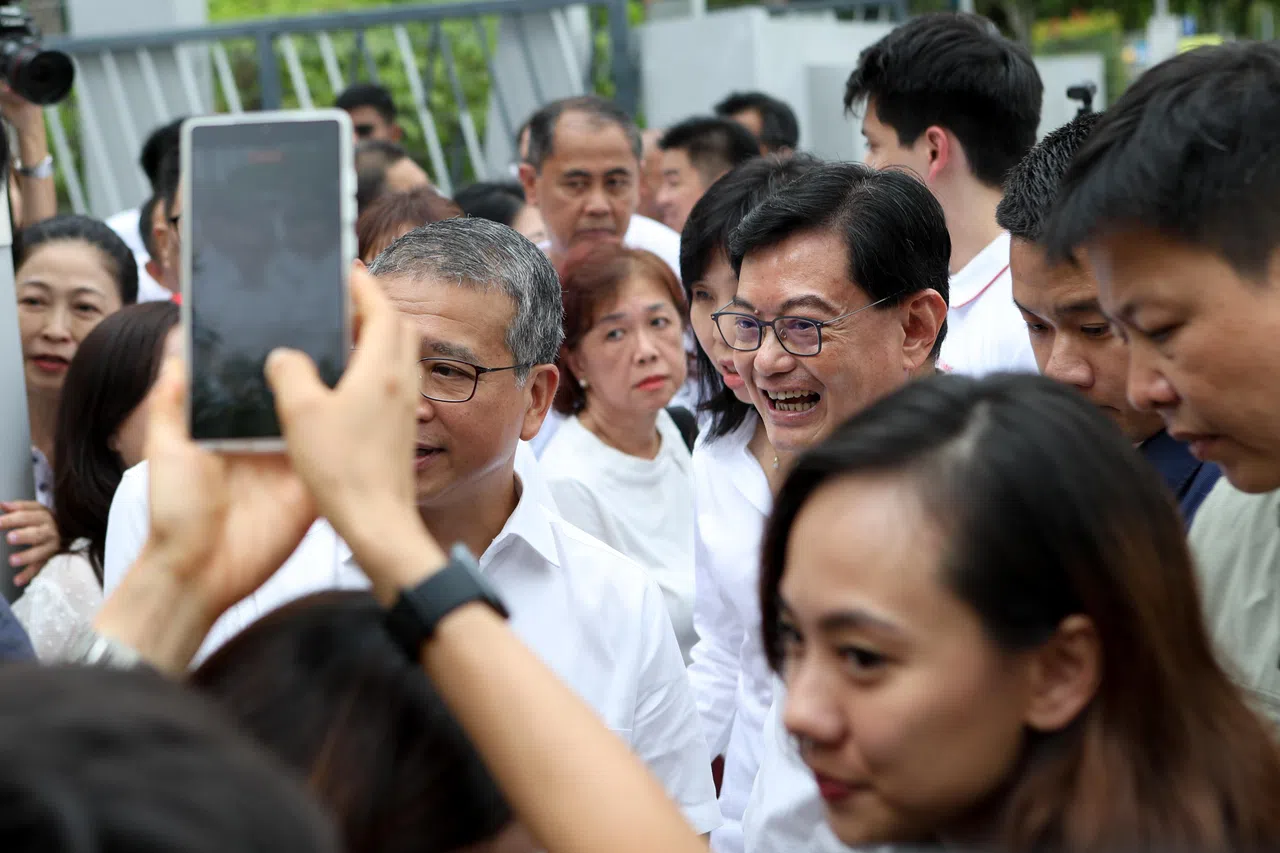 副总理王瑞杰（右）提名日现身尤索夫依萨中学提名站，为文化、社区及青年部长唐振辉（左）领军的行动党东海岸团队加油打气。（特约李姿仪摄）