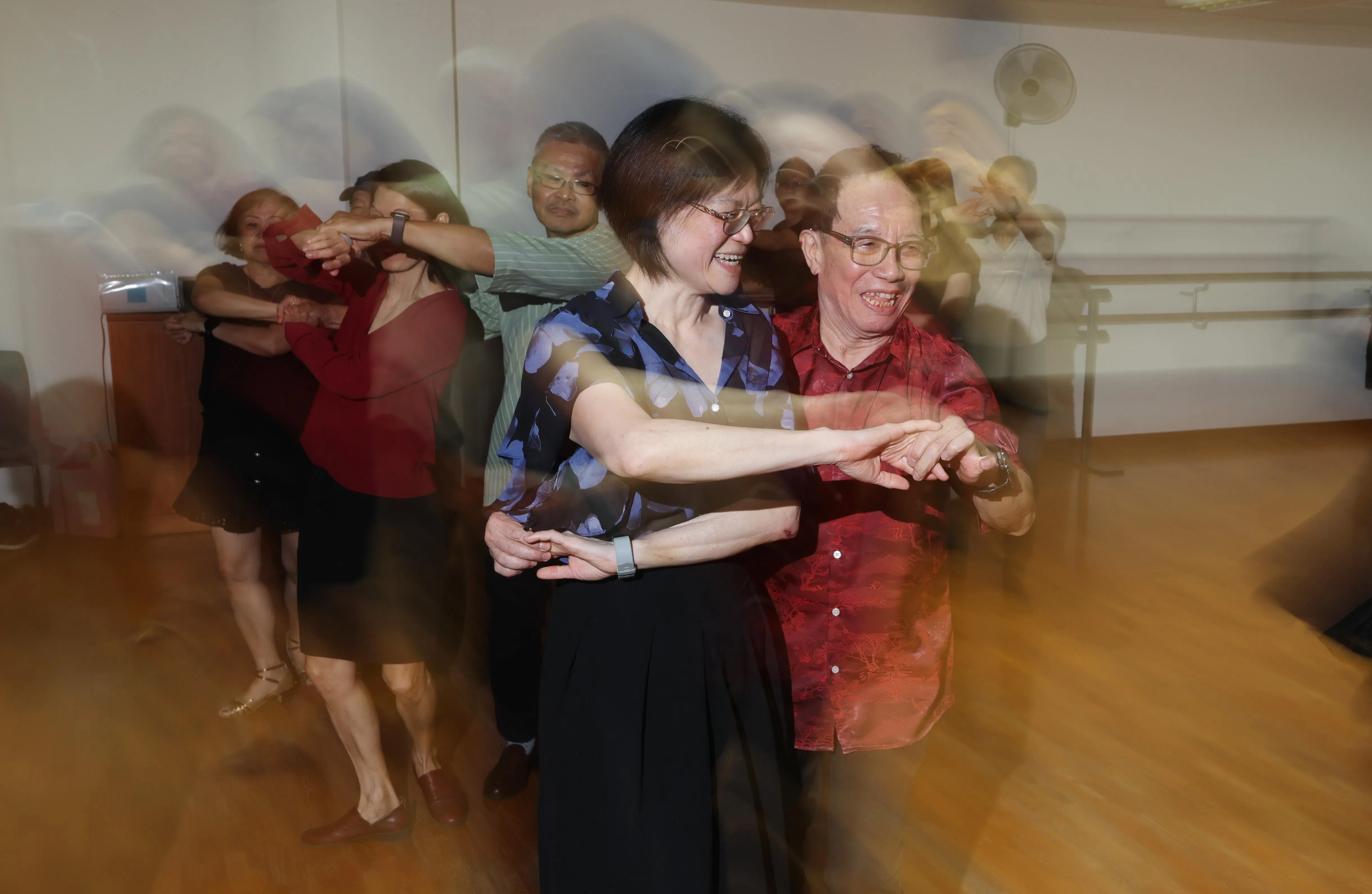 舞蹈老师冼福荣（右）认为，舞蹈对身心健康有很大的益处，是他能够优雅变老的关键。（唐家鸿摄）