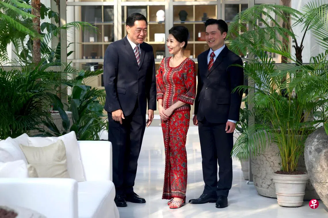 新航乘务经理郭如东（左起）、乘务长许卉廷与乘务长颜德文获颁2026年新航总裁卓越服务奖。今年共有29名个人及团队获此殊荣，表扬他们以同理心、坚韧精神和团队协作为乘客提供服务。 （郑一鸣摄）
