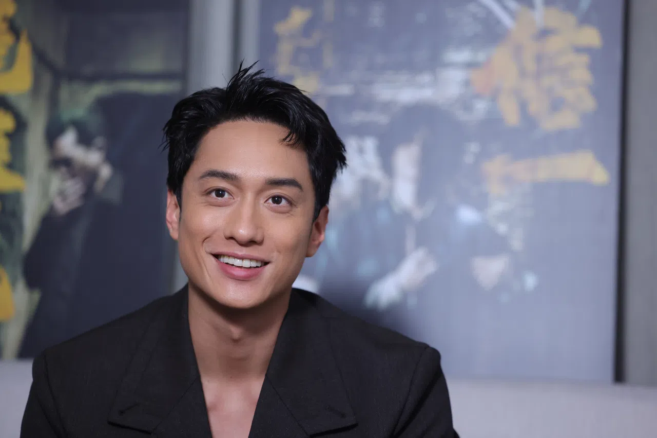 刘俊谦在《九龙城寨之围城》里驾着重型电单车在狭窄走廊上拍追逐场面，把小腿的肉给灼伤留疤。（邵氏机构提供）