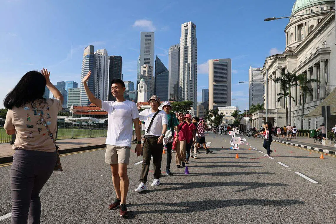 永续部兼交通部高级政务次长马炎庆（左二）是“无车星期天”活动主宾。他受访时说，希望这项活动能够提倡活跃通勤，鼓励人们骑行或步行。（梁麒麟摄）