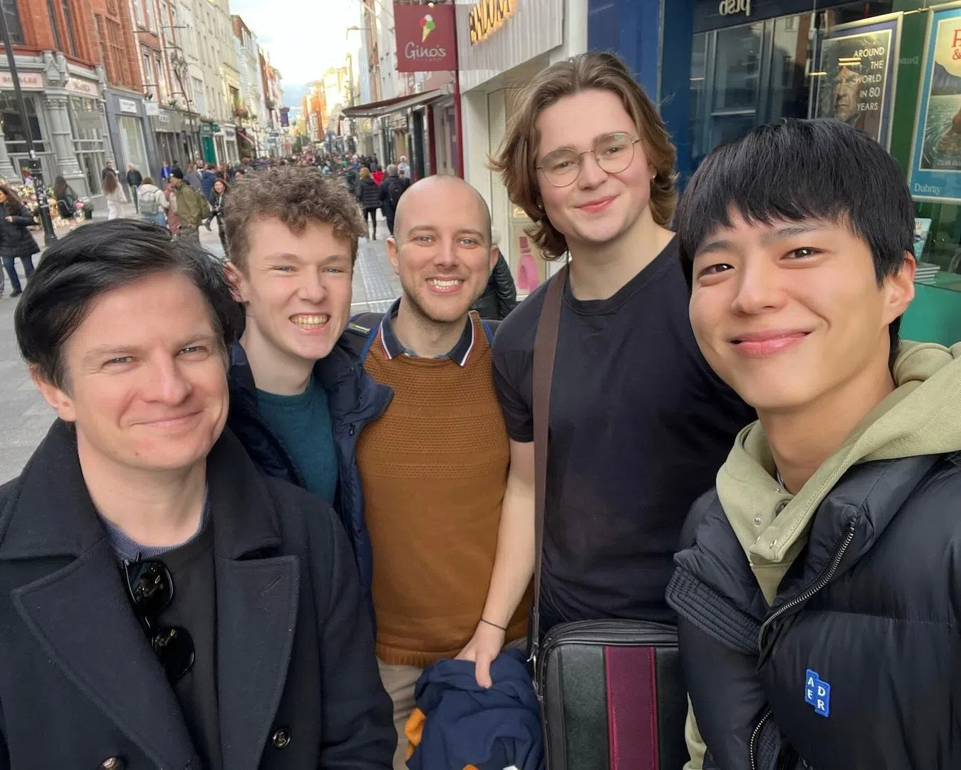 朴宝剑（右一）在好友自然的配合下，很快融入新生活。（取自朴宝剑IG）