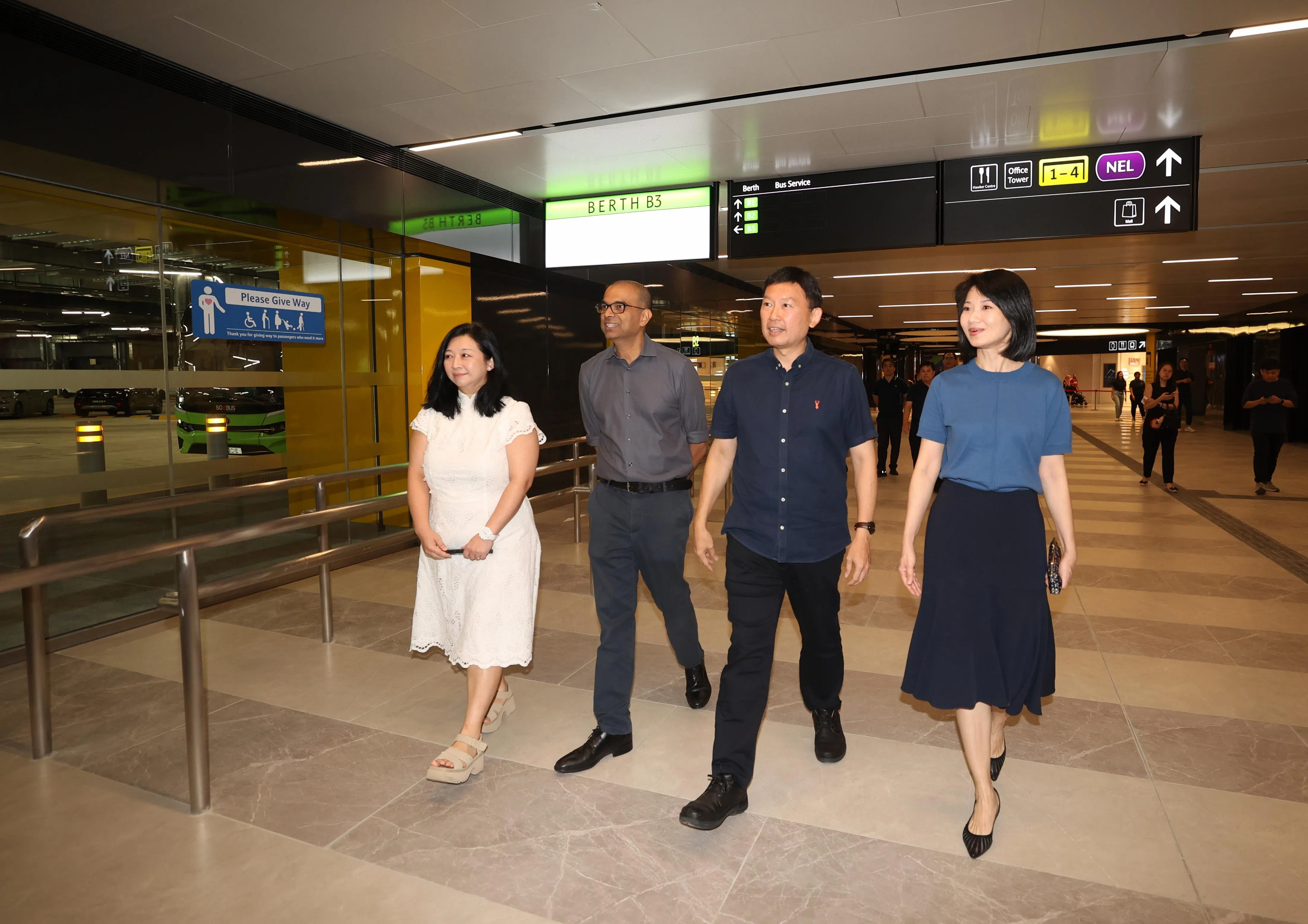 交通部长徐芳达（右二）和榜鹅集选区议员杨涴淩（左起）、普杰立及孙雪玲，一起视察下月启用的榜鹅海岸巴士转换站。（郑一鸣摄）
