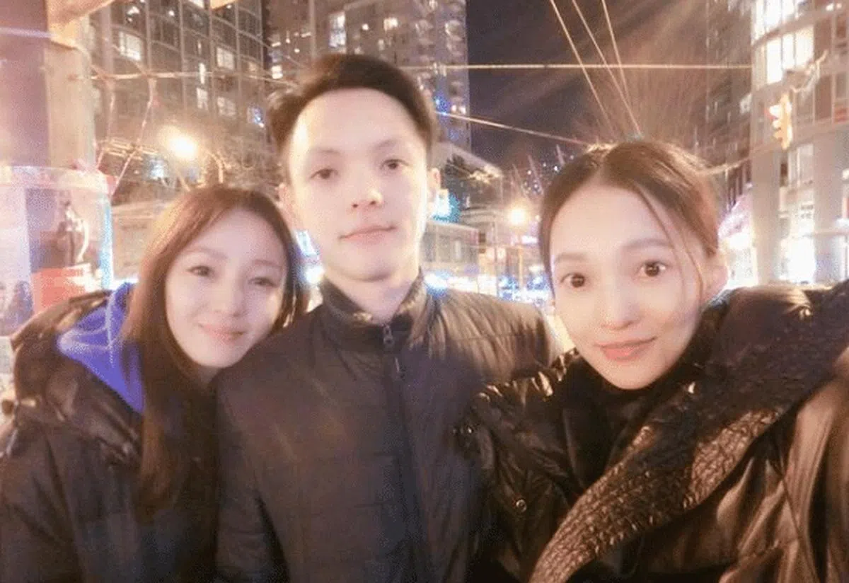 张韶涵（右）与弟弟妹妹的感情非常好，不仅与妹妹和开公司，弟弟也参与公司的事务。妹妹曾发文感谢张韶涵：“谢谢你照顾我们这么多年，没有你，我们也不会有今天。希望有一天我们能照顾你，就像你无私的奉献给我们你的青春一样。”（图/互联网）