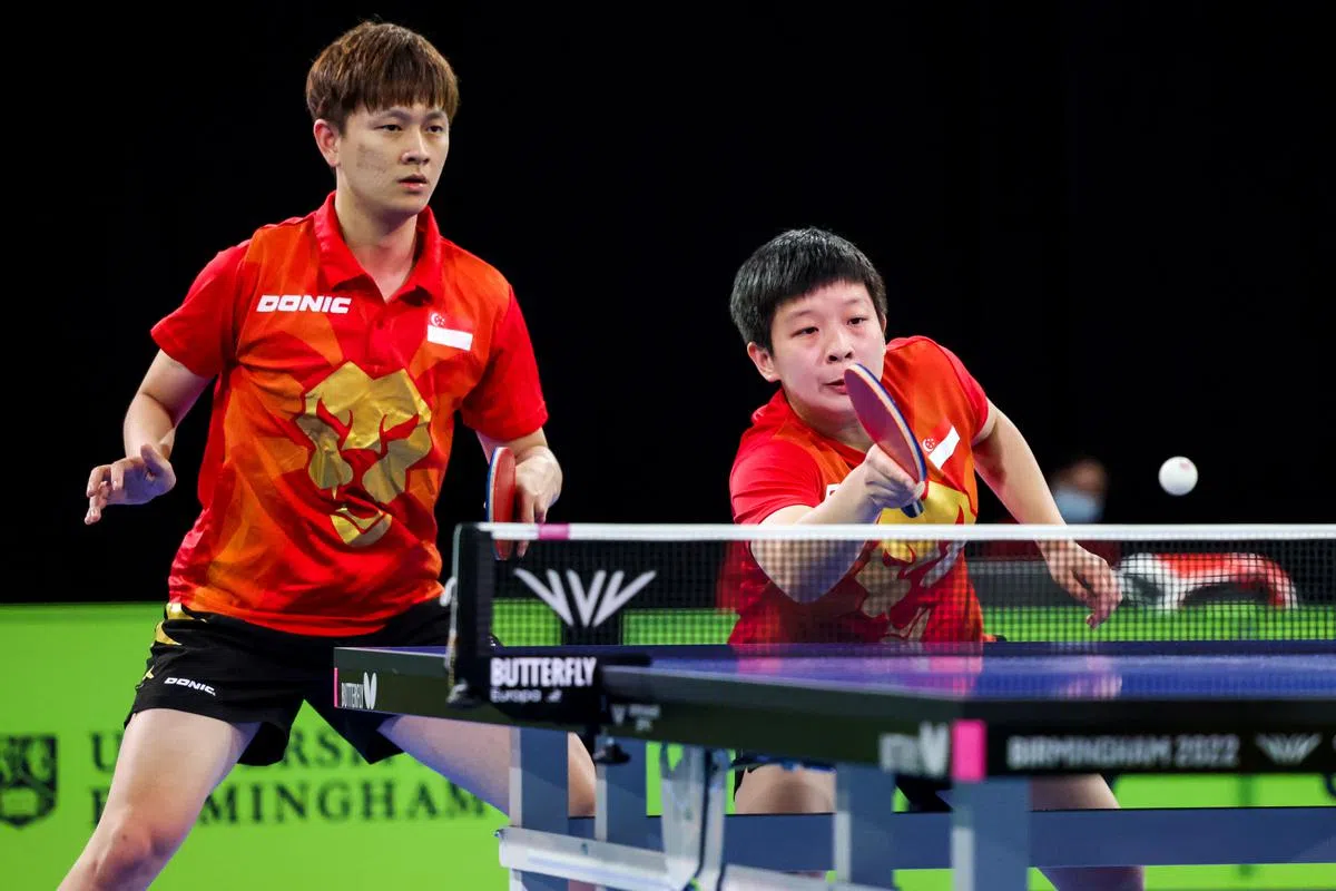 曾尖（右）在本届共运会表现出色，她在女单、女双和混双都取得胜利，图为她的混双搭档周哲宇。（叶振忠摄）