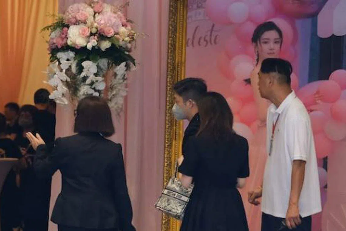 怀疑是玄学风水专家李丞责（右三）到场，据知其妻子刘倩婷是蔡天凤闺密。（取自互联网）