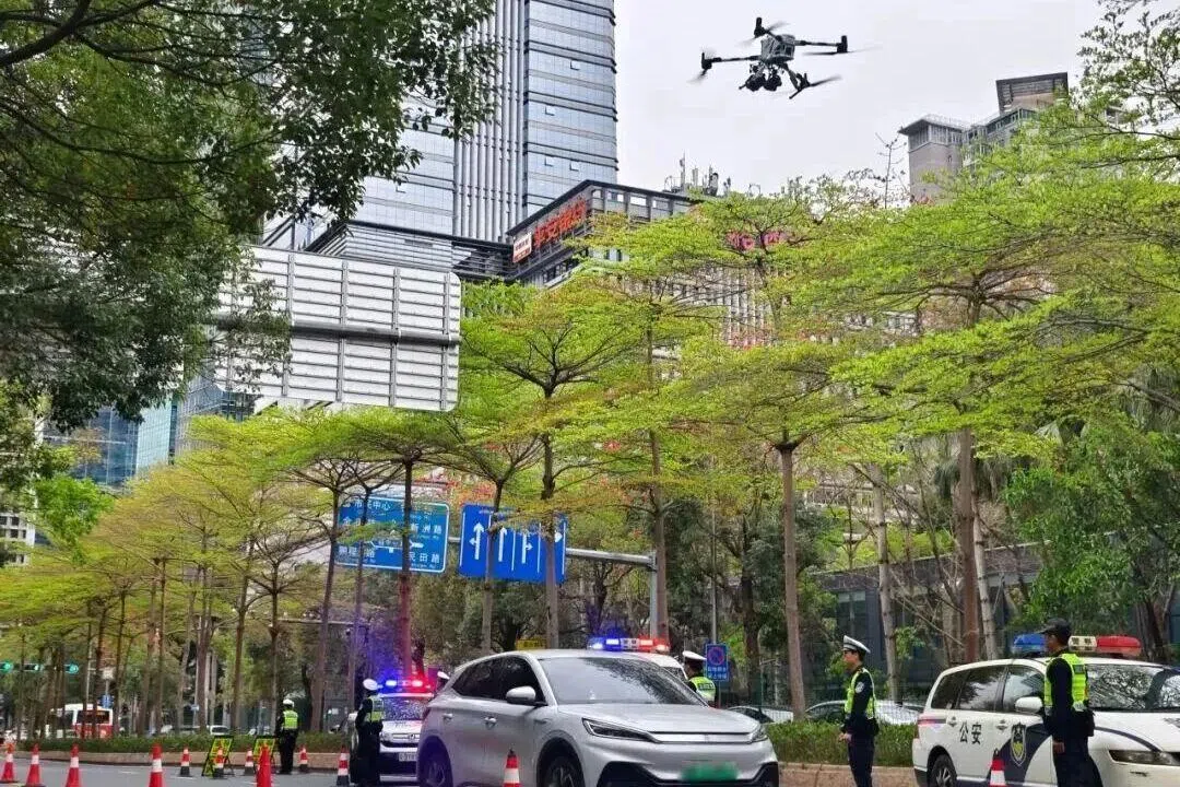 深圳交警今年3月启动“迅雷01”专项行动，还出动无人机设备。（深圳发布）