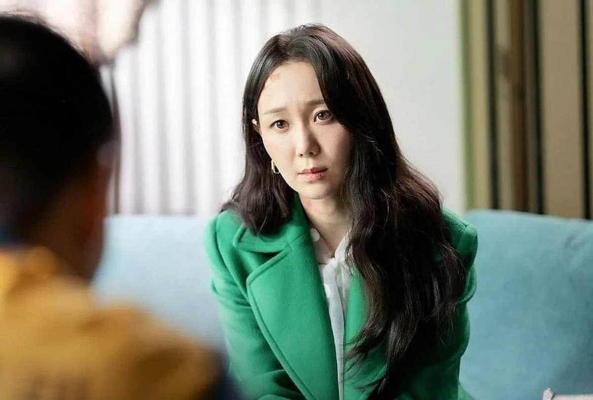 李裕英饰演善用自己的美貌和头脑的企业家。