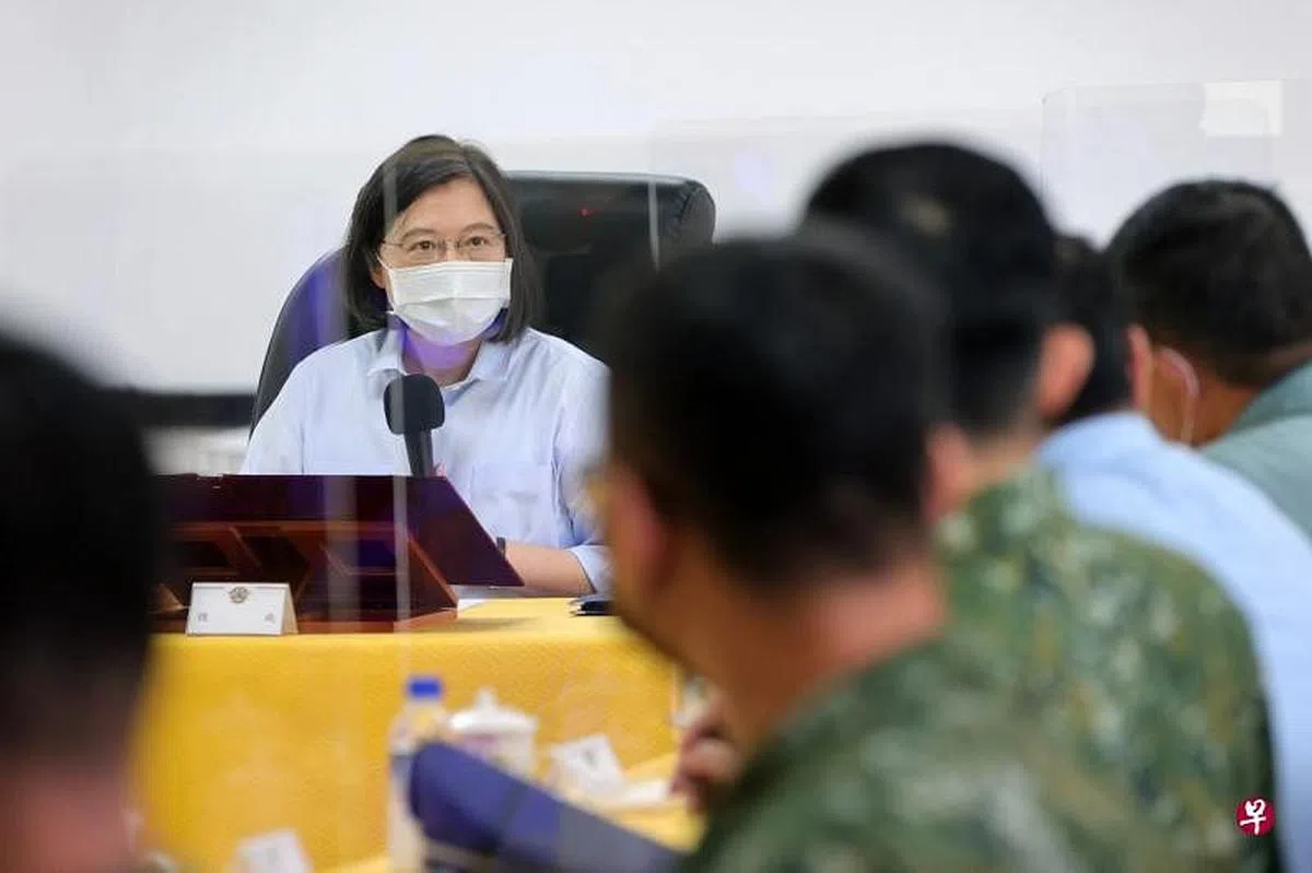 蔡英文指大陆片面违反国际贸易规范并非第一次，并称“这种突袭手段，显然不是为了正常的贸易考量”。（蔡英文面簿）