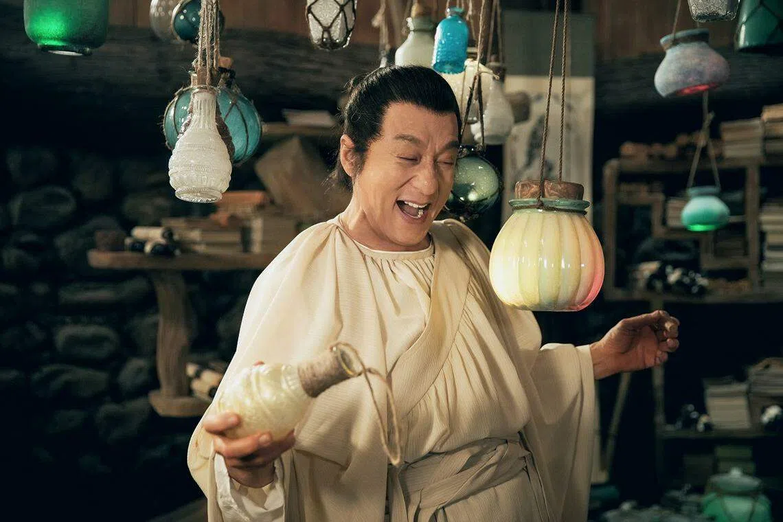 成龙在《神探蒲松龄之兰若仙踪》带领一众小妖查案。（星和娱乐提供）