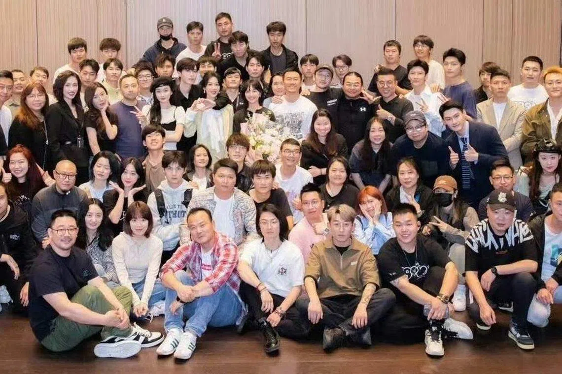 《要久久爱》微博4月8日上传剧组的杀青照片。（取自微博）