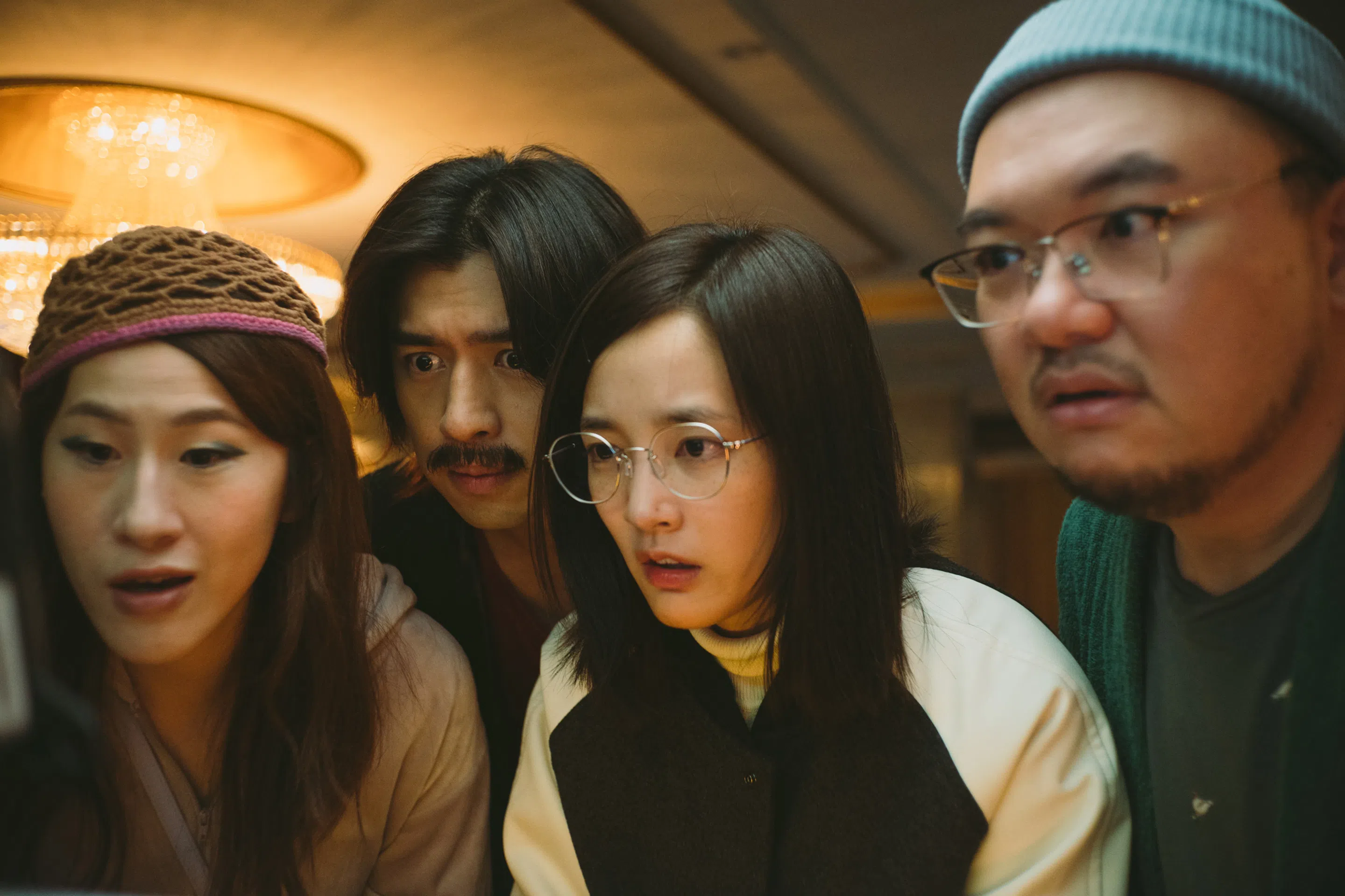 百白（左起）、陈柏霖、王净、“瘦瘦”曾威豪和张榕容（不在图内）在片中号称“旺来五人帮”。（索尼影视娱乐提供）