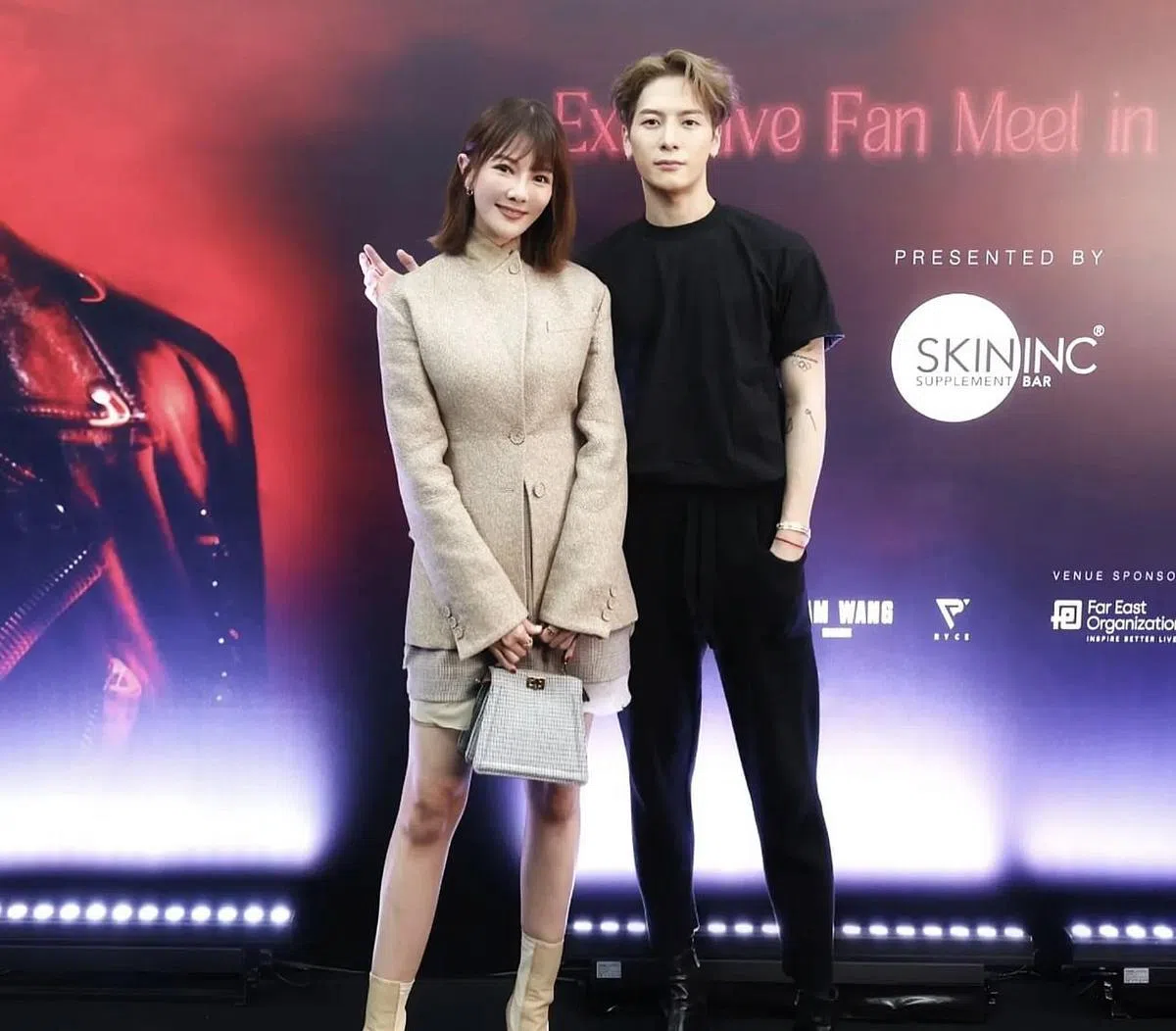 与艺人童缤毓合照时展现“绅士手”的王嘉尔。 （童缤毓Instagram)