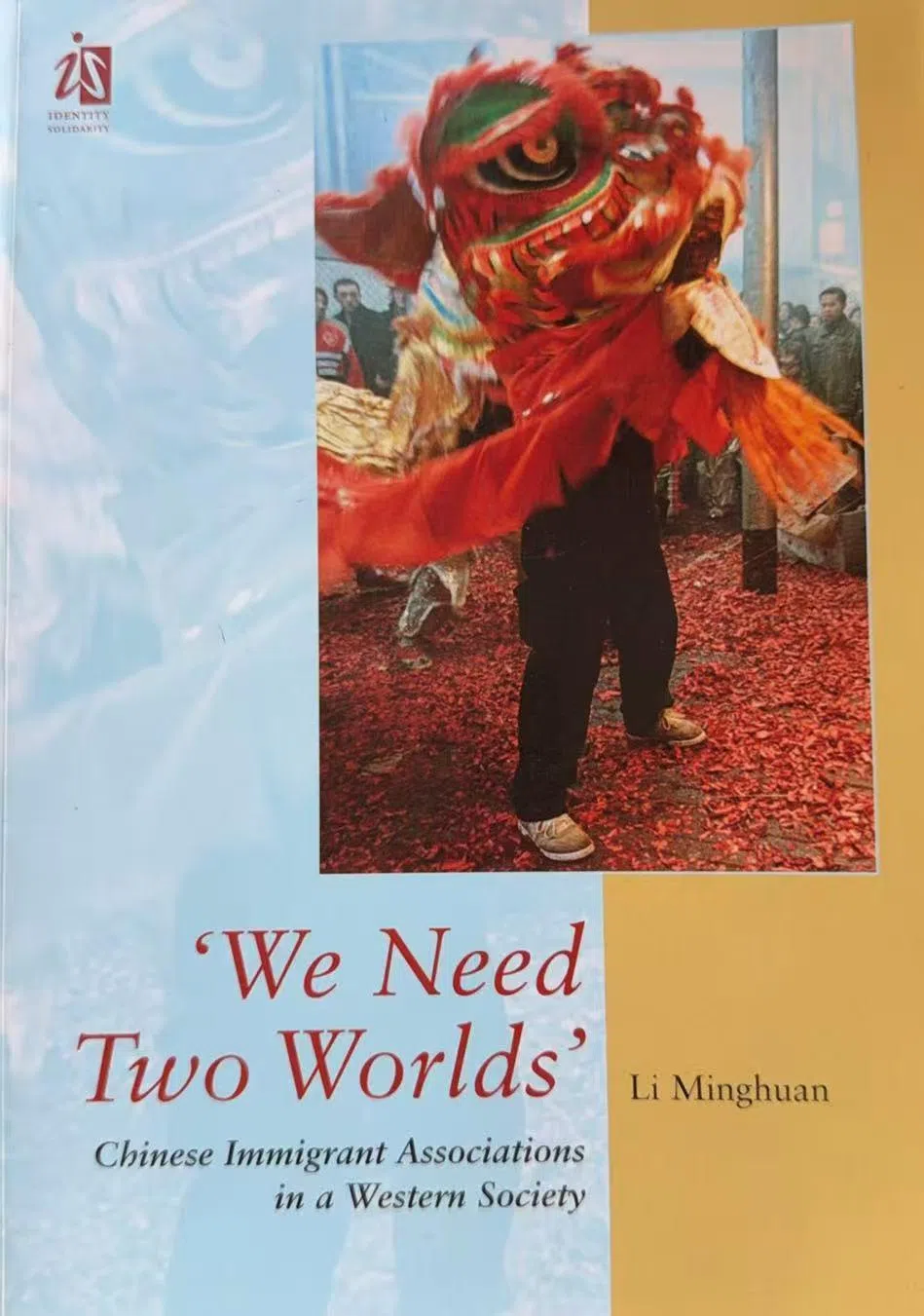 “We Need Two Worlds”是李明欢教授的英文专著，记录了荷兰华人移民与社团资料。（受访者提供）