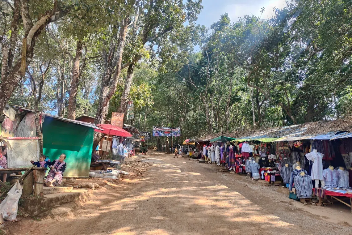 蒙占山的传统市集。（陈默汎摄）