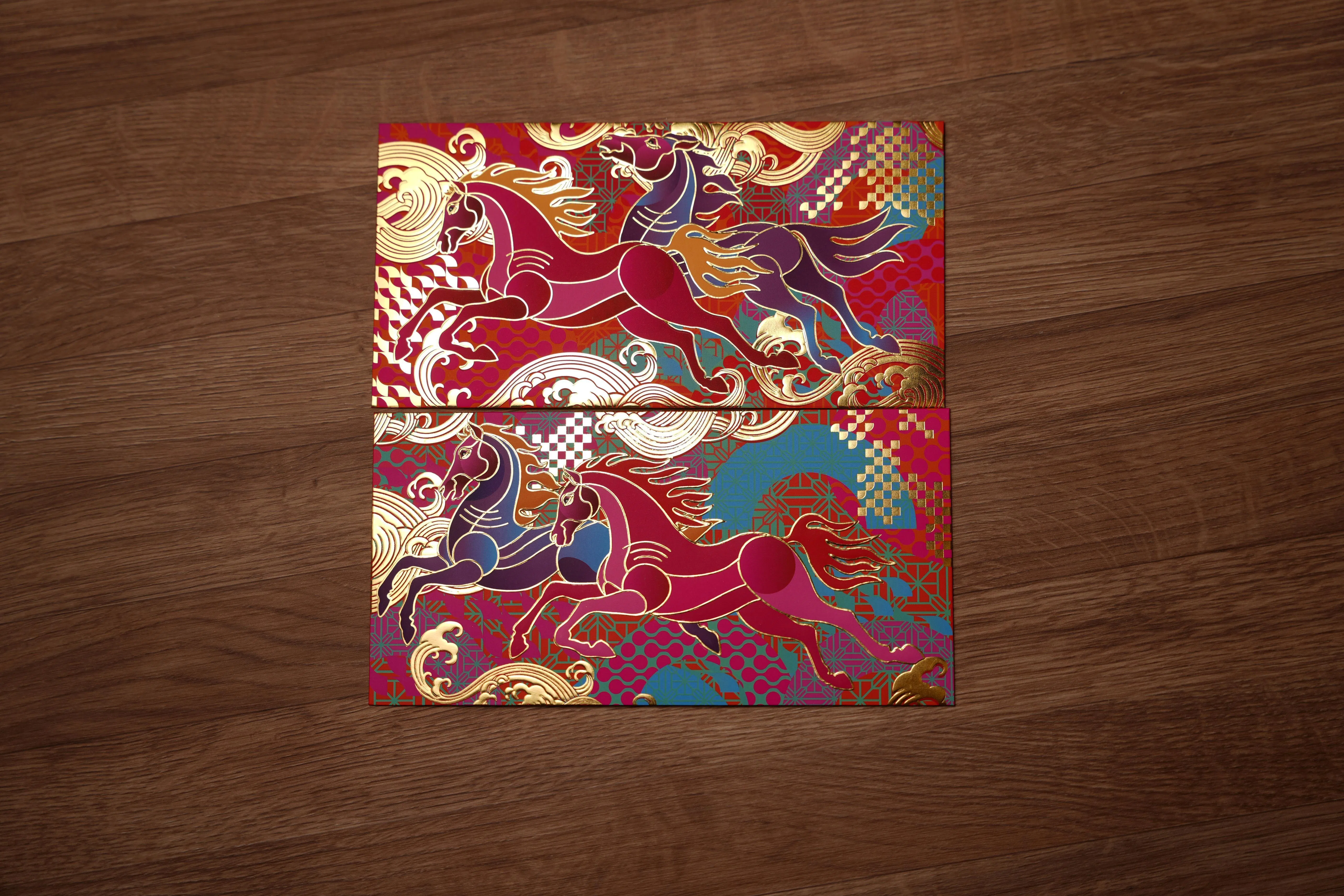 石荣来为渣打银行设计的马年红包，用高反差颜色体现动感。（谢智扬摄）