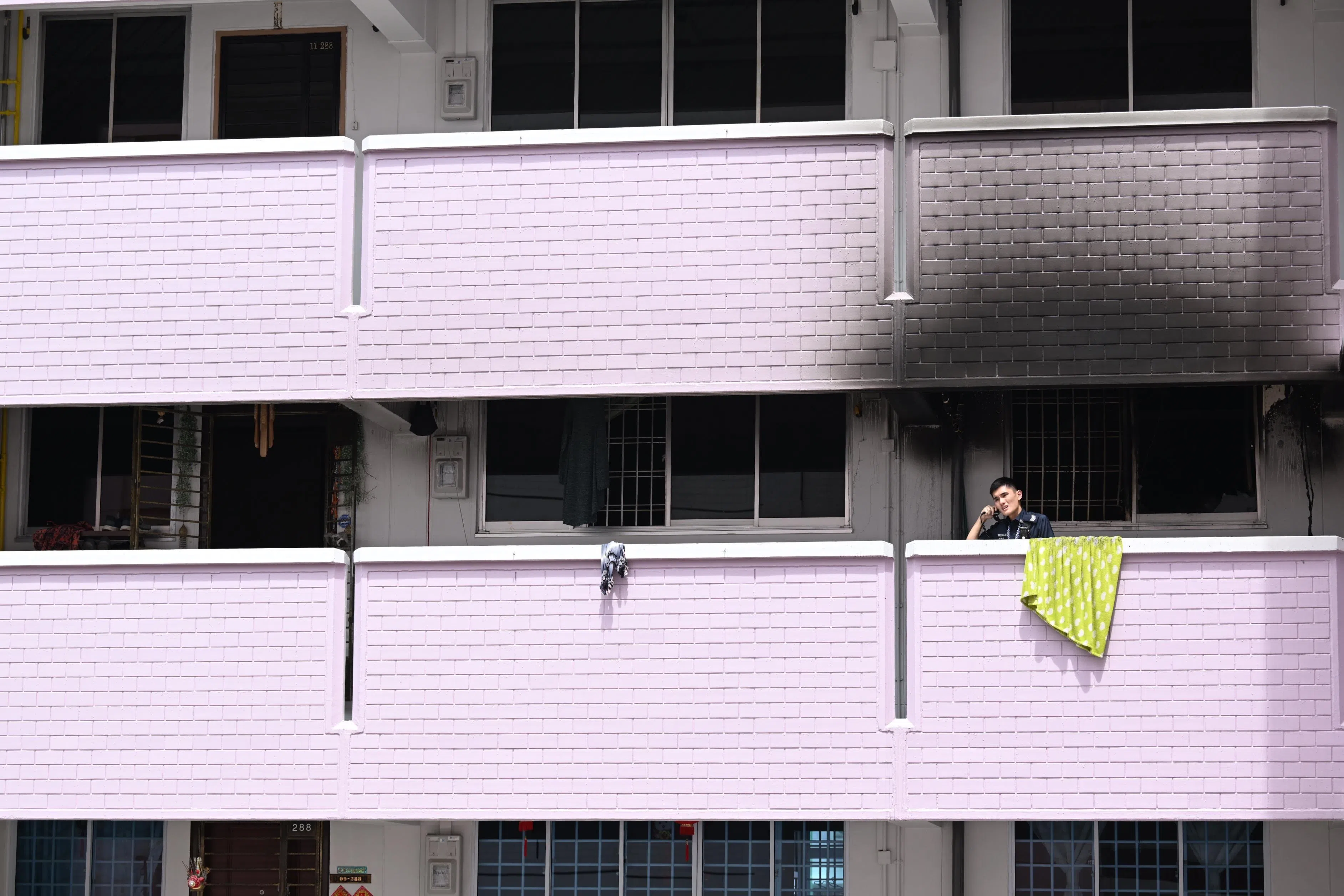 起火的单位外墙已熏黑。（海峡时报）