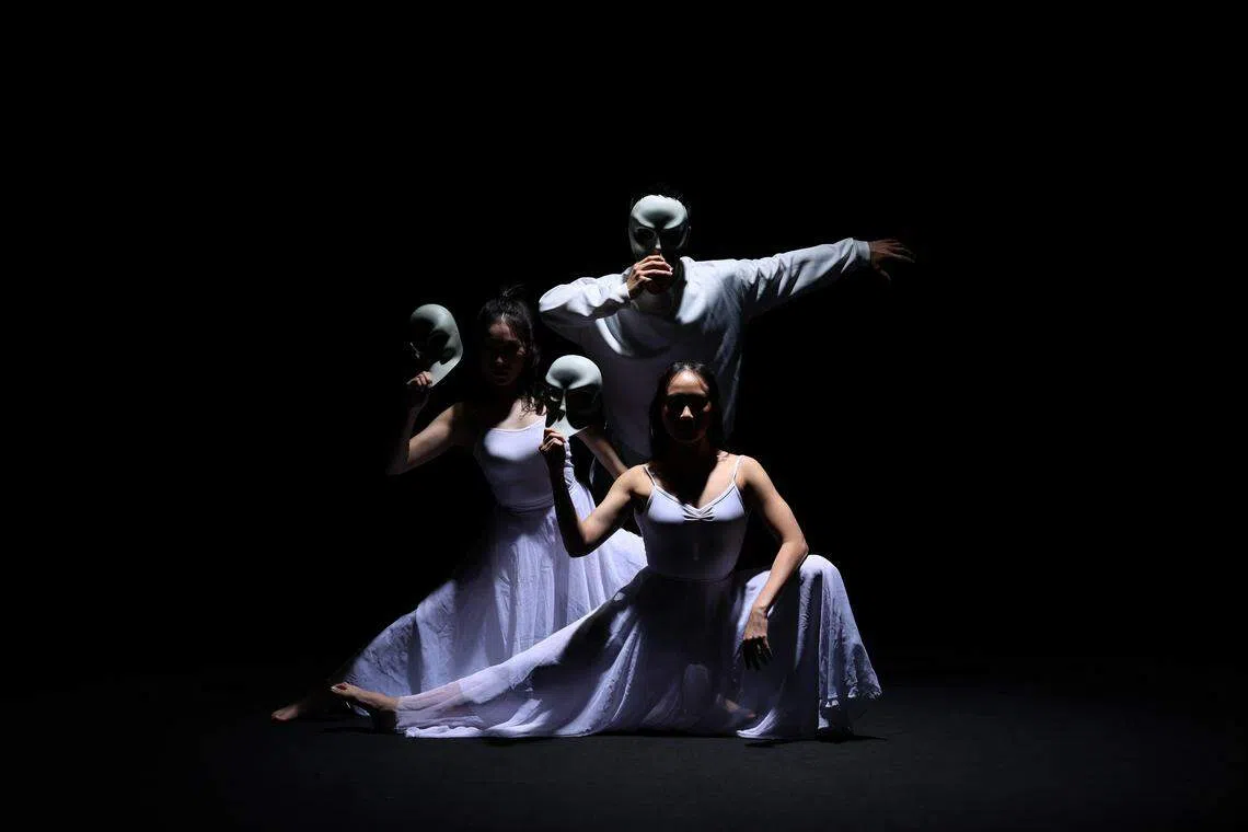 《联合早报》“字述一年2023”邀请专业舞者诠释今年入围10个汉字的含义以及所代表的事件。图为舞者以舞姿和面具呈现其中一个入围汉字“诈”，所代表的人心难测和诈骗案所引发的不安情绪。（龙国雄摄）