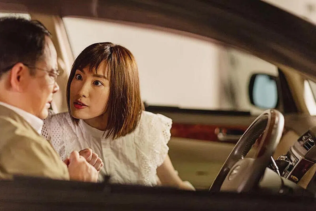 蒋家旻（右）在《美丽战场》饰演工于心计的拜金女，角色令人恨得牙痒痒。（互联网）