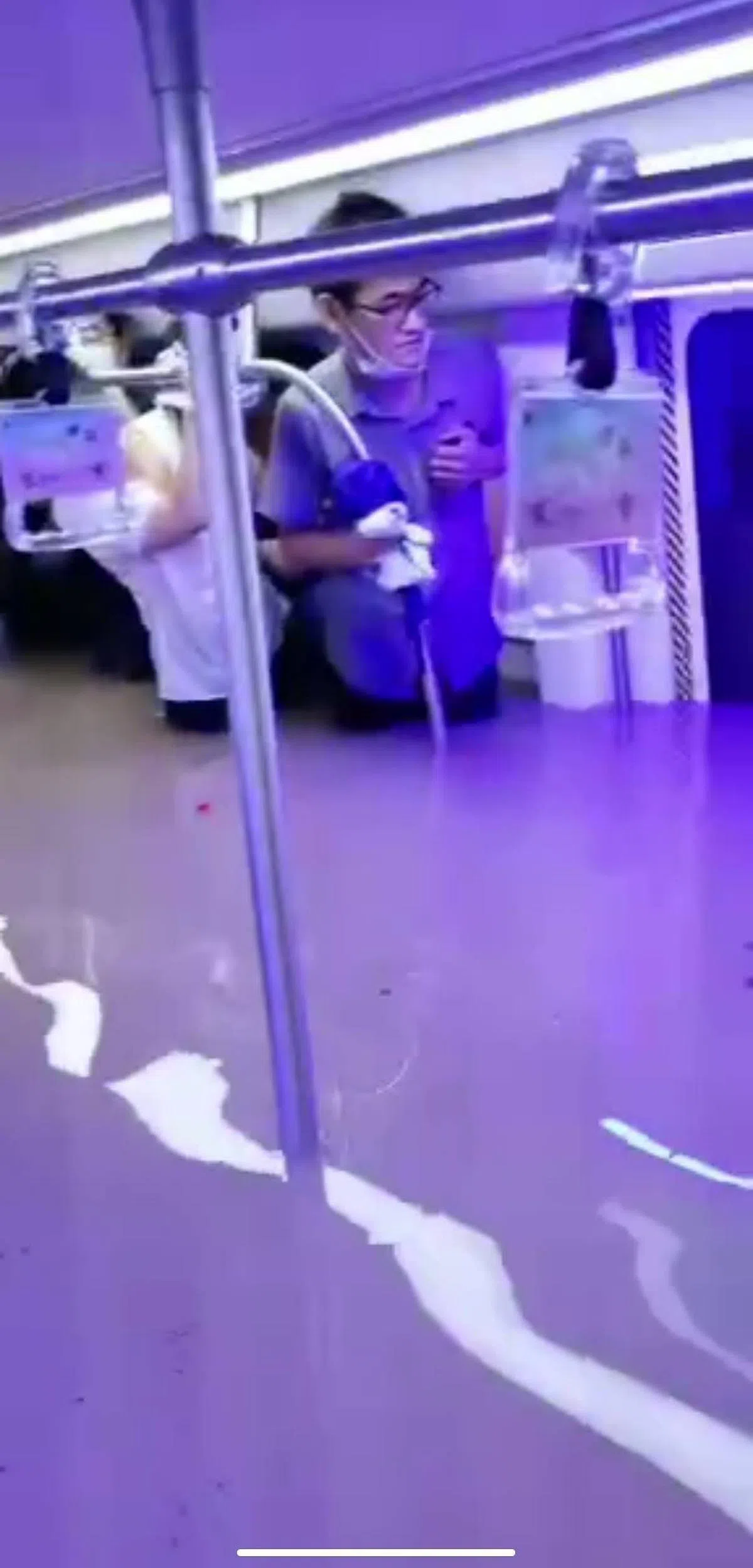 网络图片显示，积水冲入地铁车厢，乘客受困。（互联网）