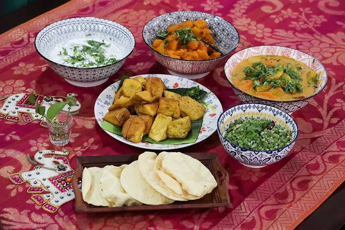 泰米尔纳德邦料理来到新加坡数十年，结合炸豆干和炒长豆的本地食材，也保留了杂菜浓汤和香料金瓜等传统菜肴。（蔡家增摄）