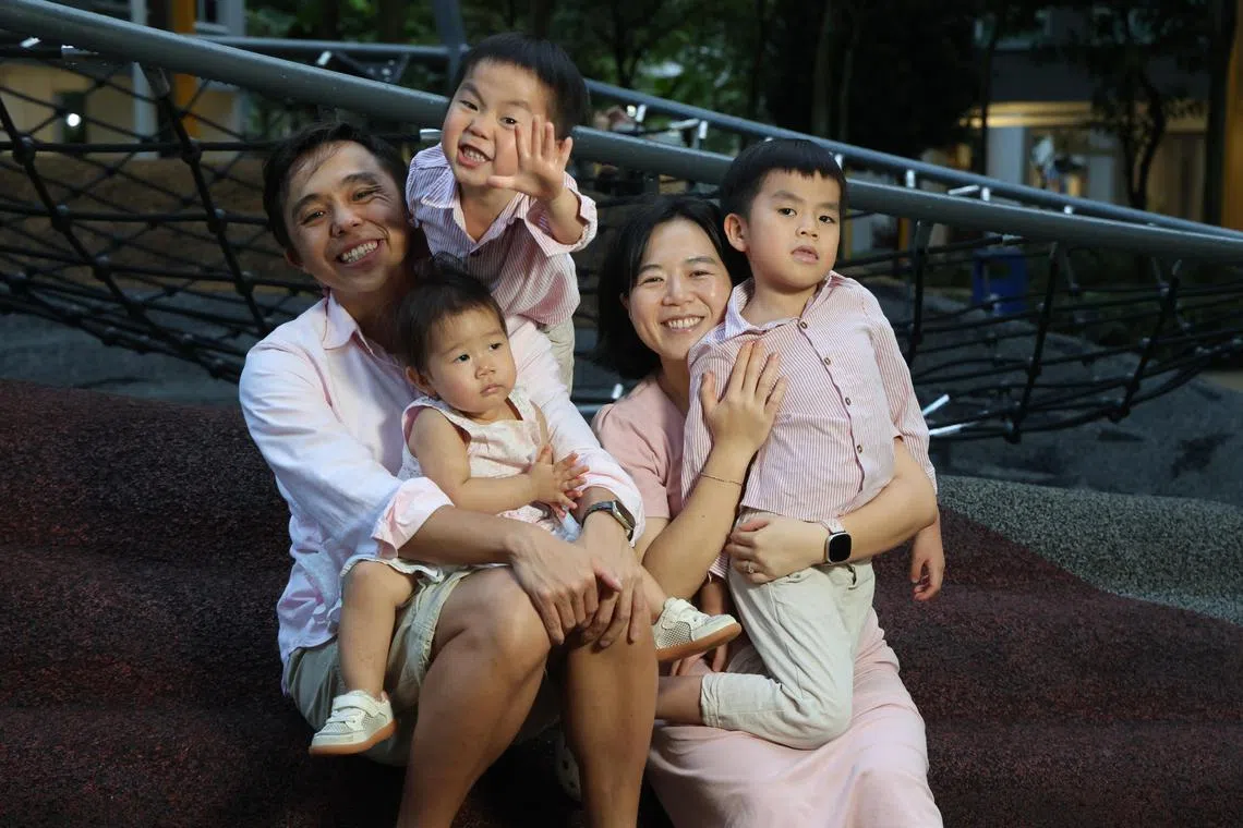 林振煌（左一）和妻子刘香廷育有三名子女，小女儿乐瑄（左二起）、老二乐天、老大乐杰，年龄介于一岁到六岁。这个多子女家庭可在9月10日获得1000元SG生活助手补助券。（唐家鸿摄）