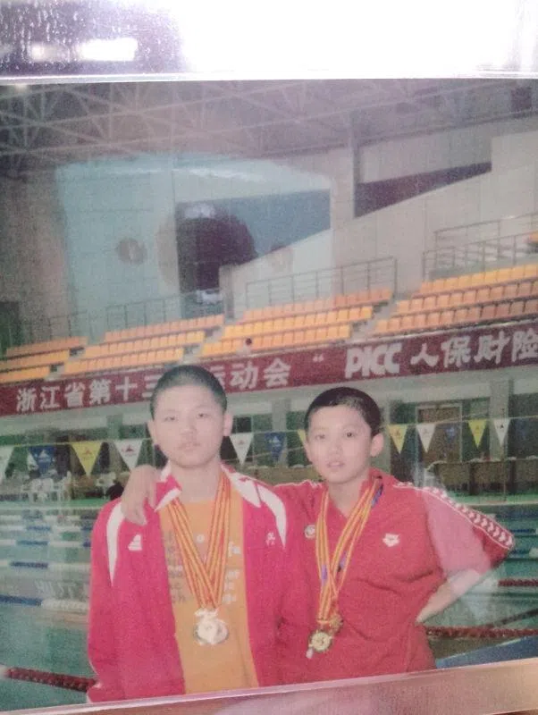 2006年浙江省运会，12岁的汪顺（右）获得13岁以下男子仰泳全能冠军和100米仰泳两项冠军，这也是他游泳生涯的重要起点。（中国游泳协会提供）