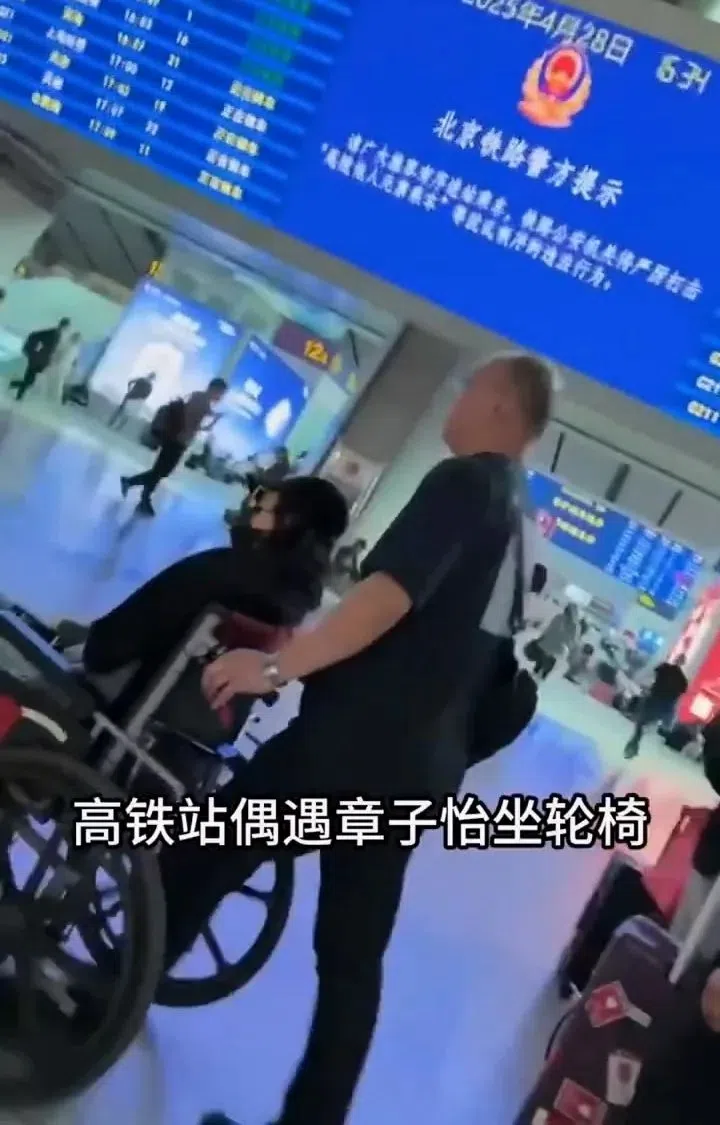 隔天有民众在高铁站目击章子怡坐轮椅。（取自微博）