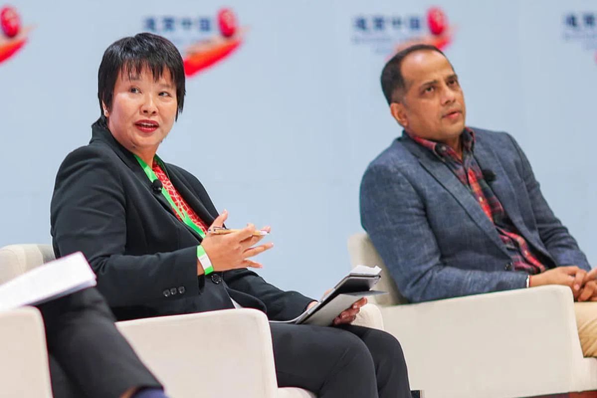 华侨银行财政研究与战略主管林秀心（左）以及新加坡金管局首席金融科技官莫汉蒂在慧眼中国环球论坛2021演讲。（图/通商中国提供）