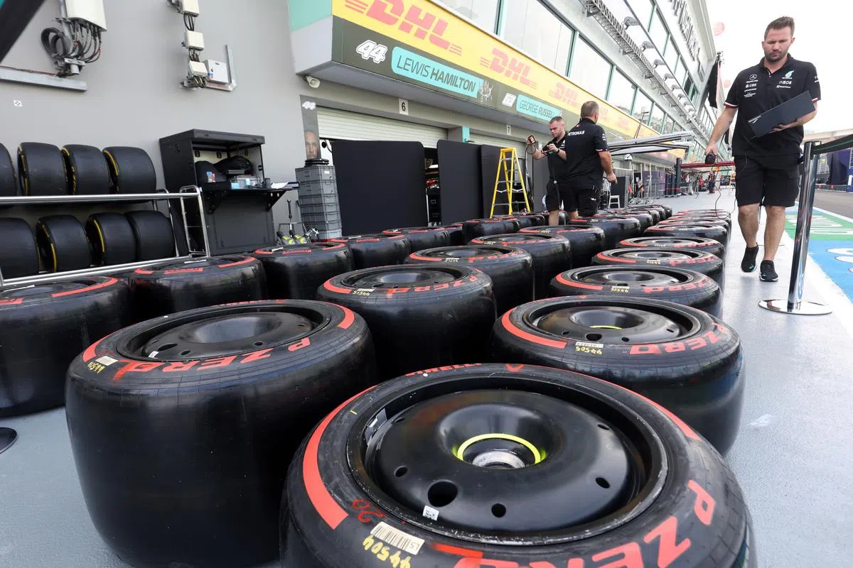马赛地车队的工作人员点算和检查轮胎，确保赛前一切就绪。（邝启聪摄）