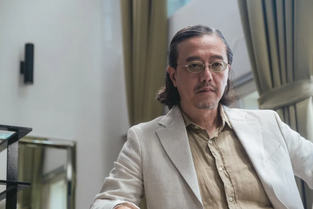 张锦程在片中饰演吴君如的前夫，造型有点像吴君如的另一半陈可辛。（取自电影IG）