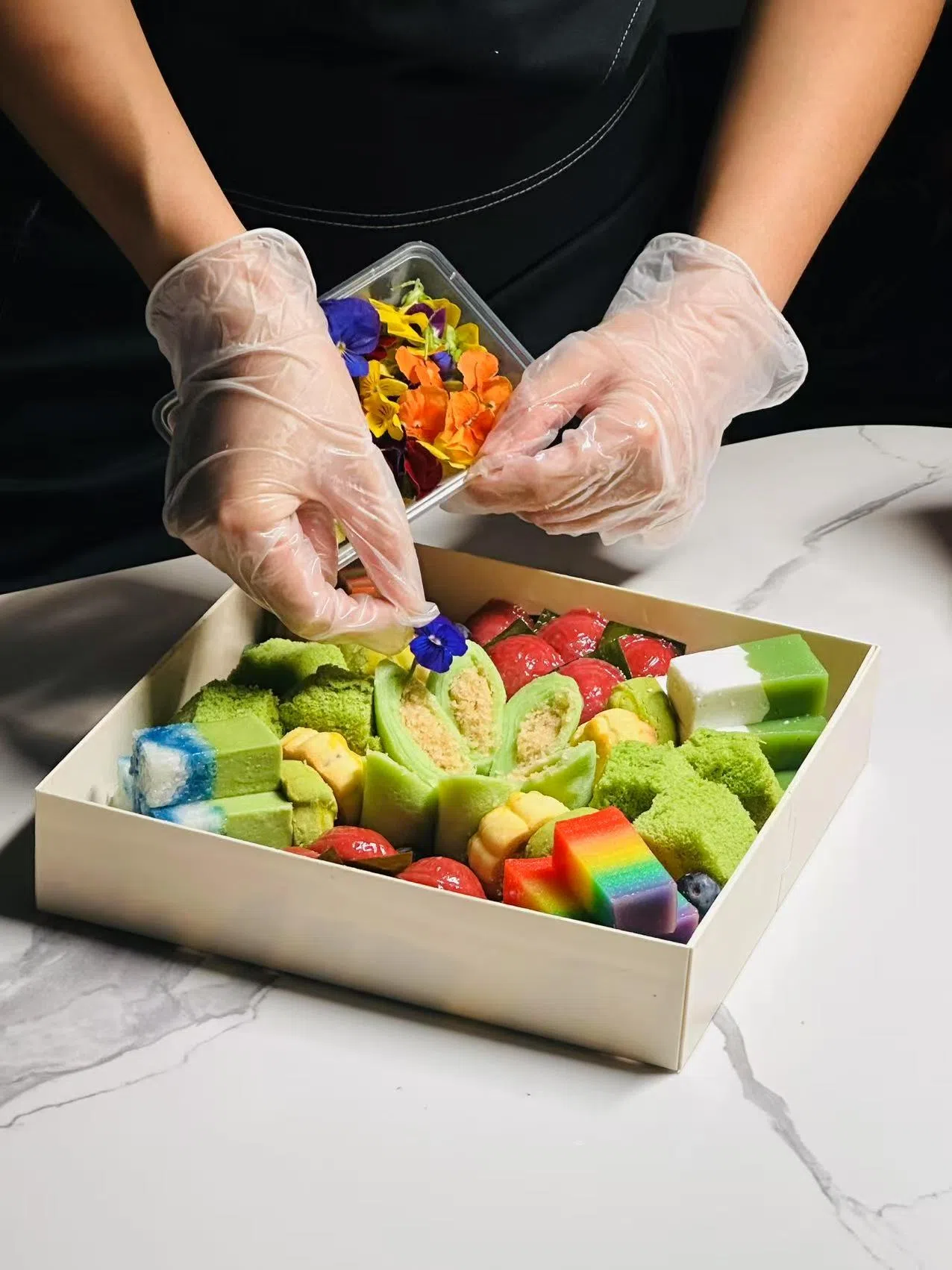 今年7月28日，娘惹囡店员在拍摄活动上制作娘惹糕点。（娘惹囡提供）