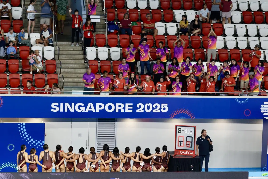 我国水球女队在赛后集体向看台上的观众致谢。（陈斌勤摄）