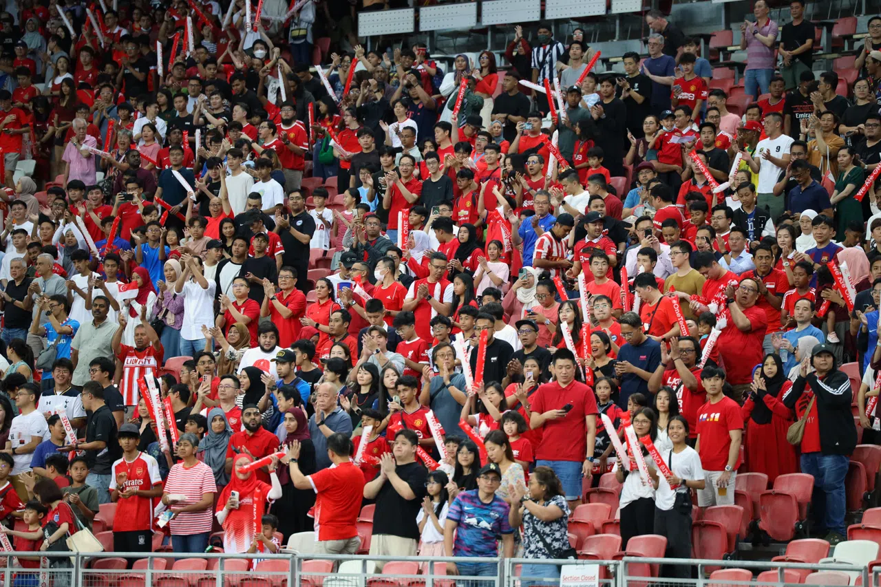 我国球迷在比赛中热烈支持雄狮。（林明顺摄）