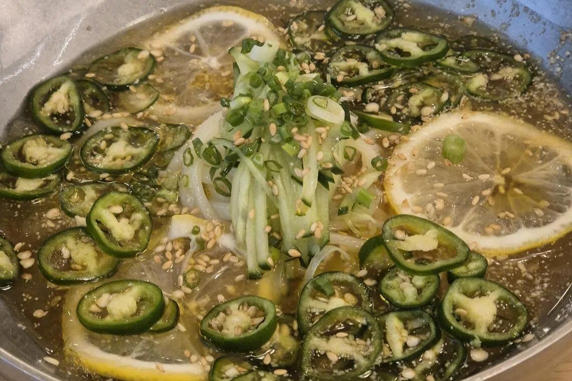 这碗冷面以墨西哥辣椒和柠檬增添层次。（陈爱薇摄）