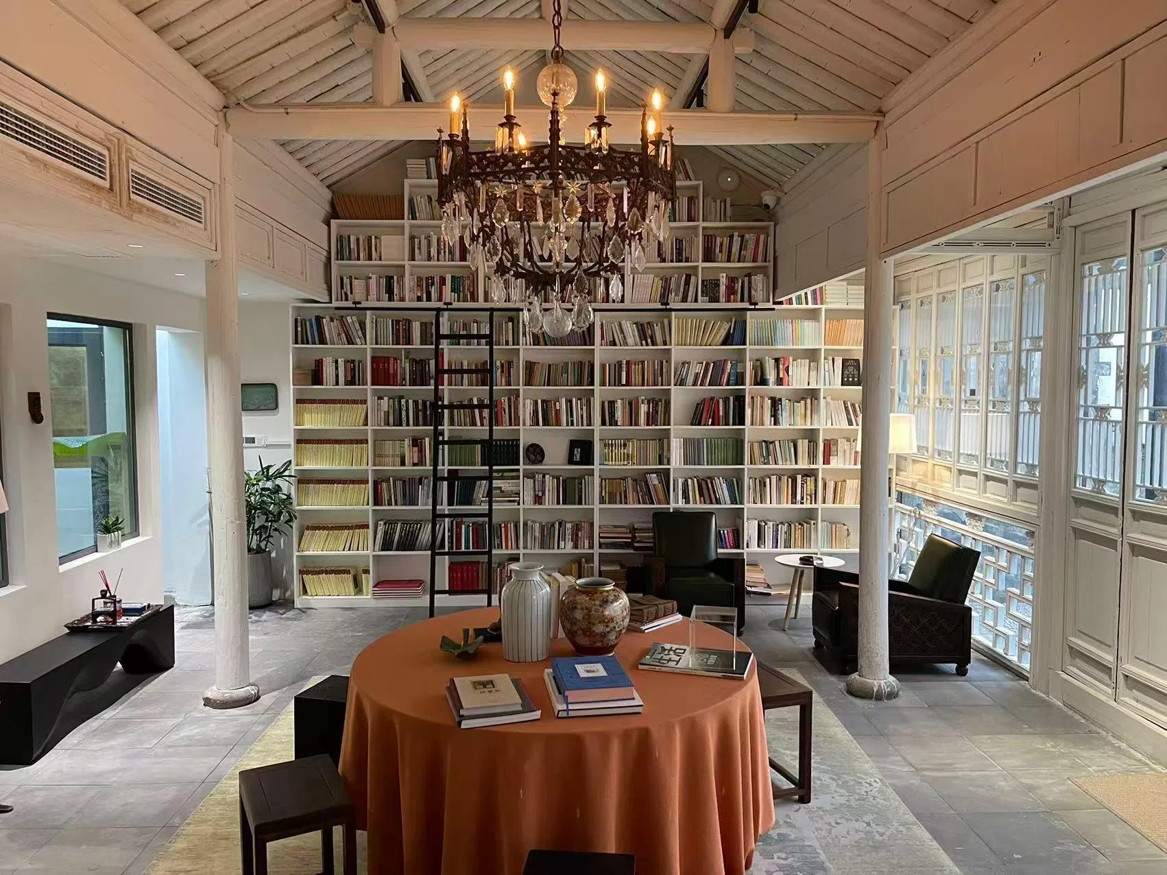 黎里古镇的“繁花书房”展示的金宇澄与父母亲的藏书，供公众阅读。（金宇澄提供）